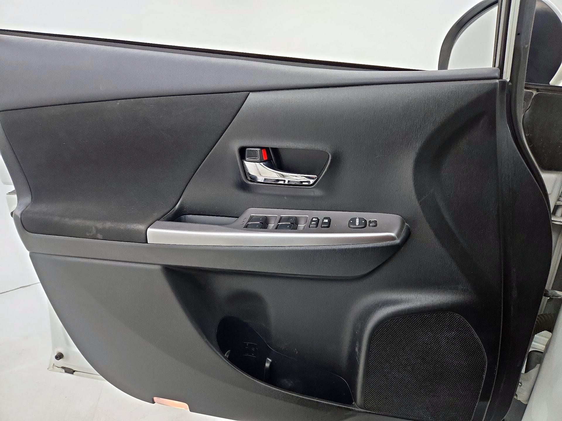 Thumbnail: 2017 Toyota Prius v - 12