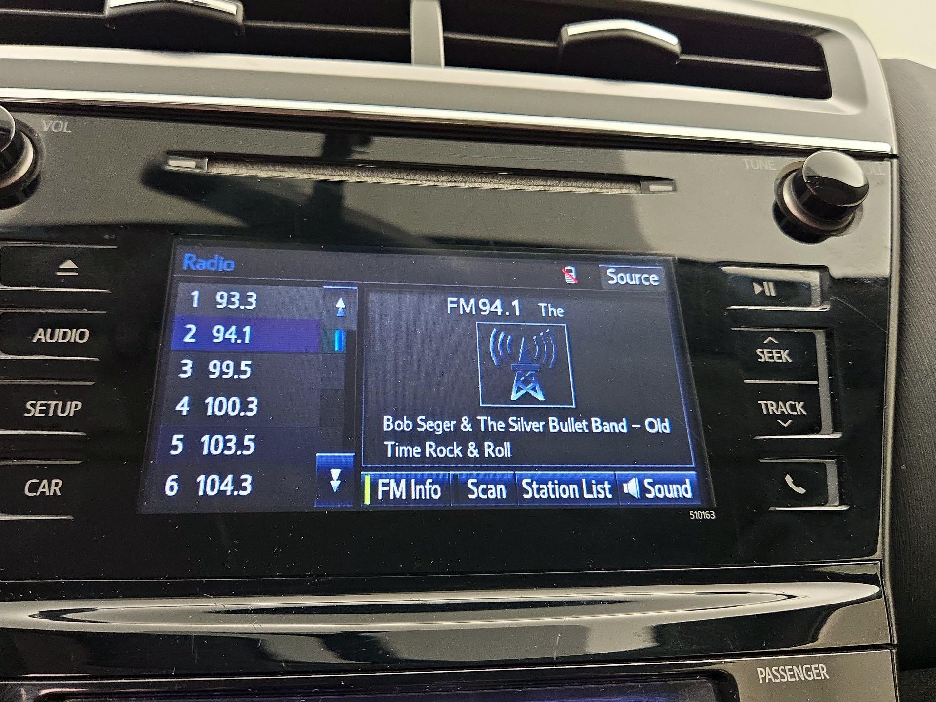 Thumbnail: 2017 Toyota Prius v - 15