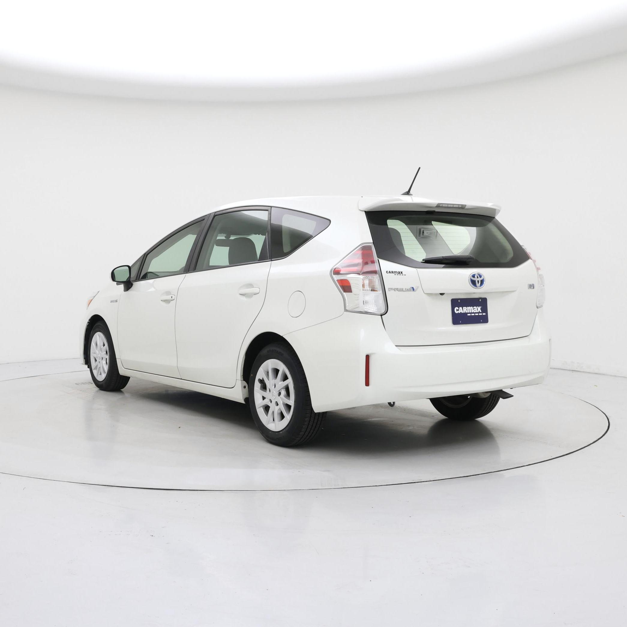 Thumbnail: 2017 Toyota Prius v - 2