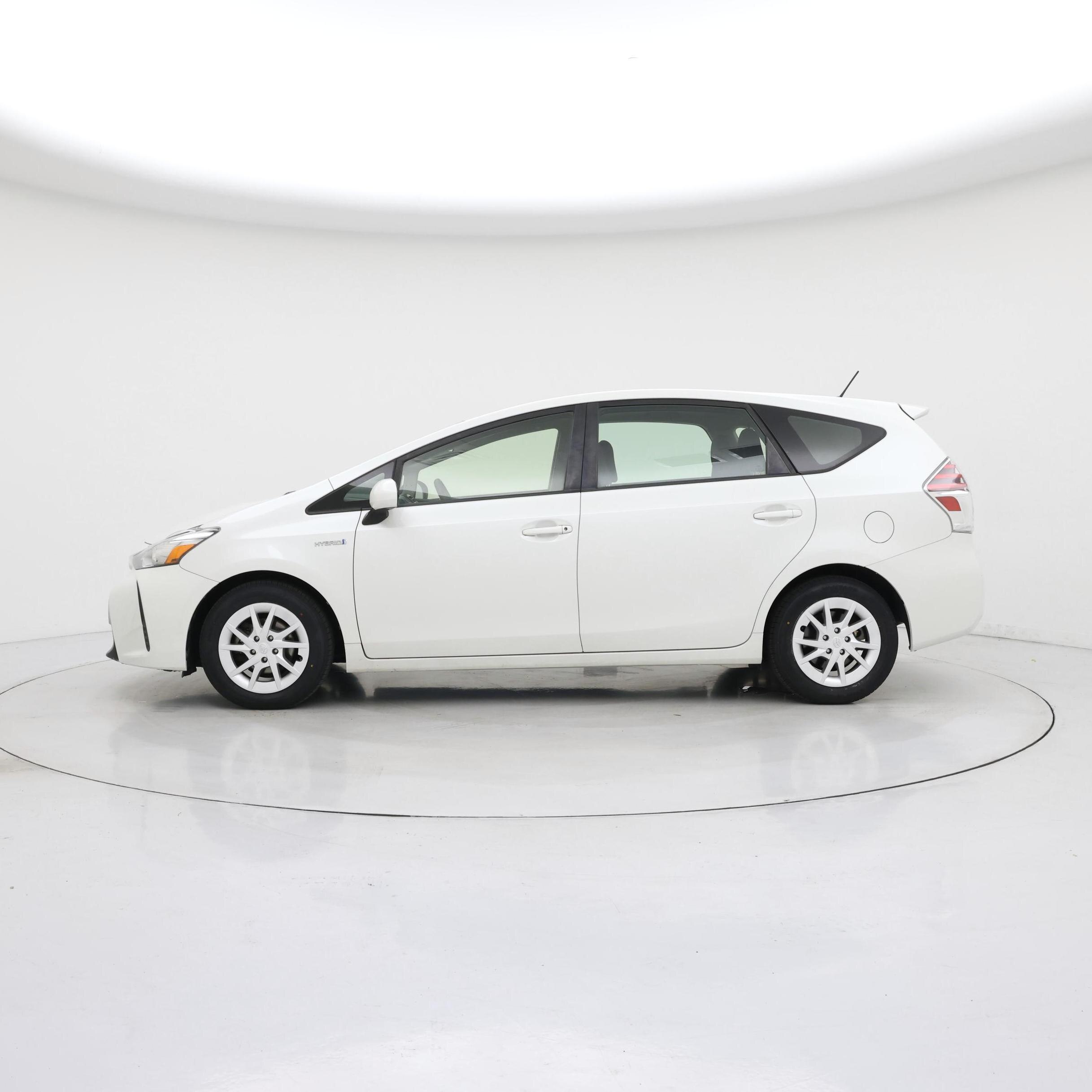 Thumbnail: 2017 Toyota Prius v - 3