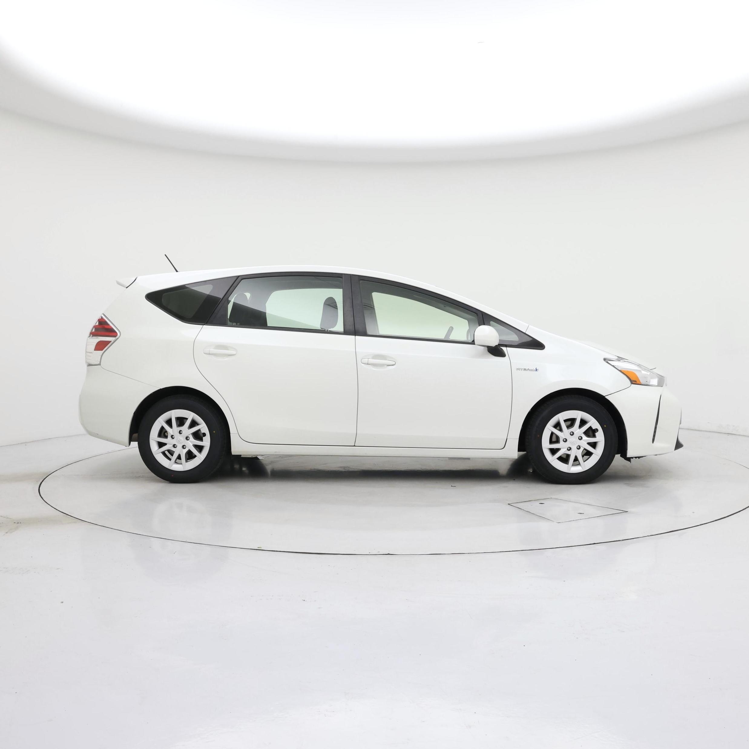 Thumbnail: 2017 Toyota Prius v - 7