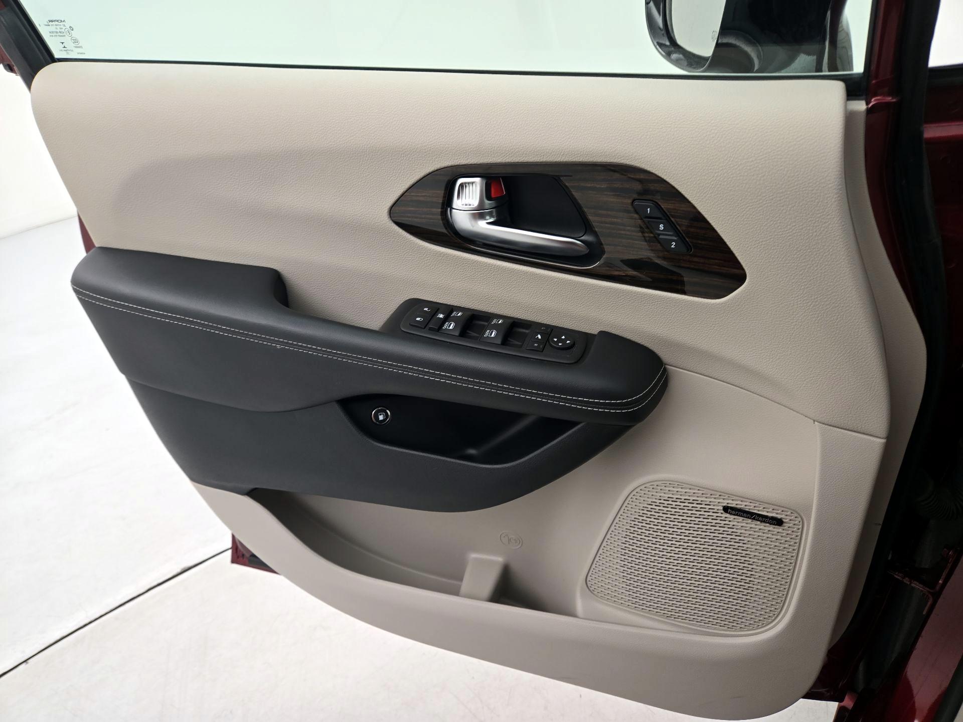 Thumbnail: 2023 Chrysler Pacifica - 12