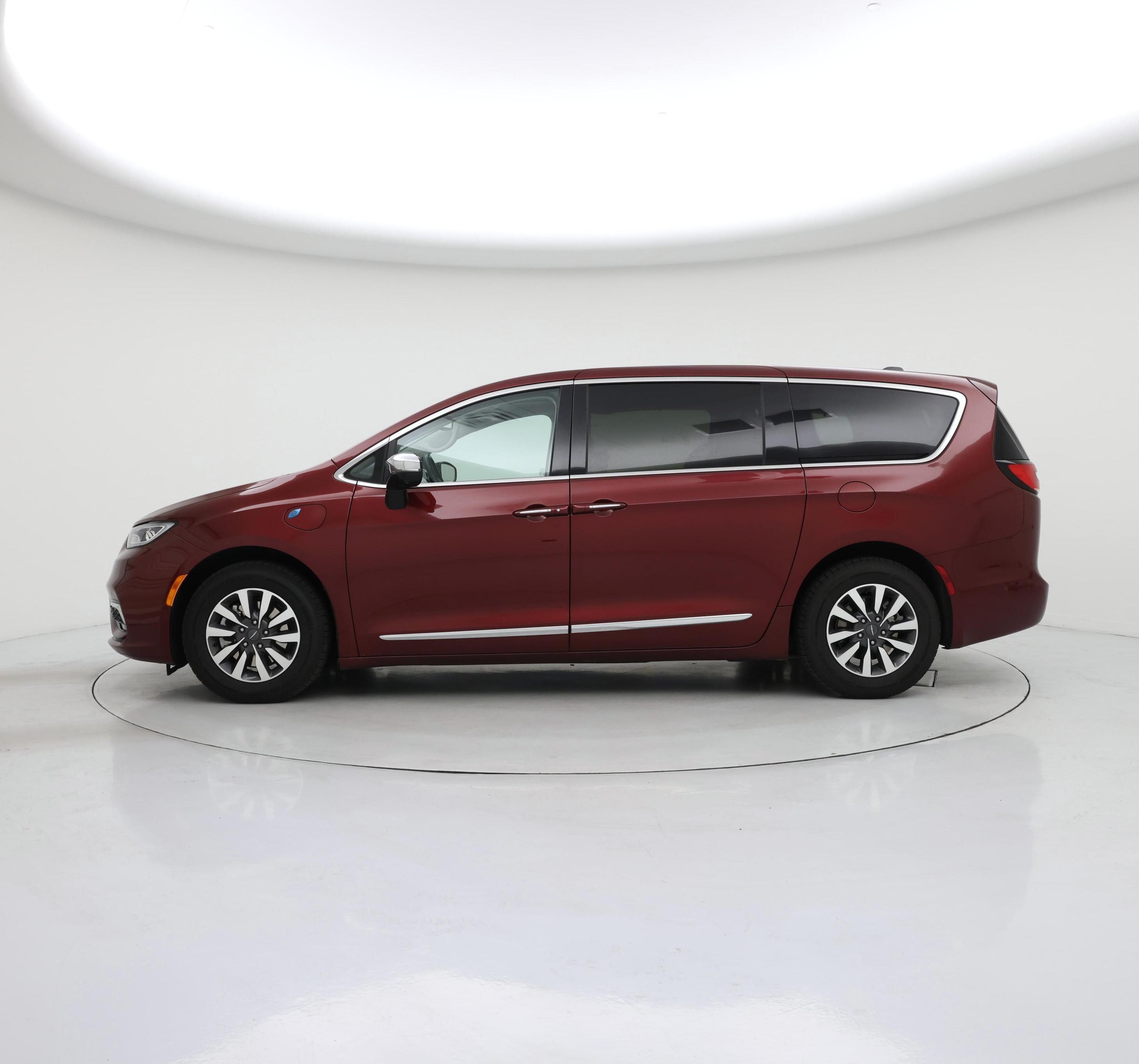 Thumbnail: 2023 Chrysler Pacifica - 3