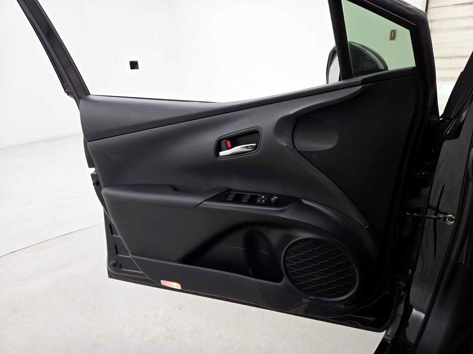 2021 Toyota Prius LE - Photo 13