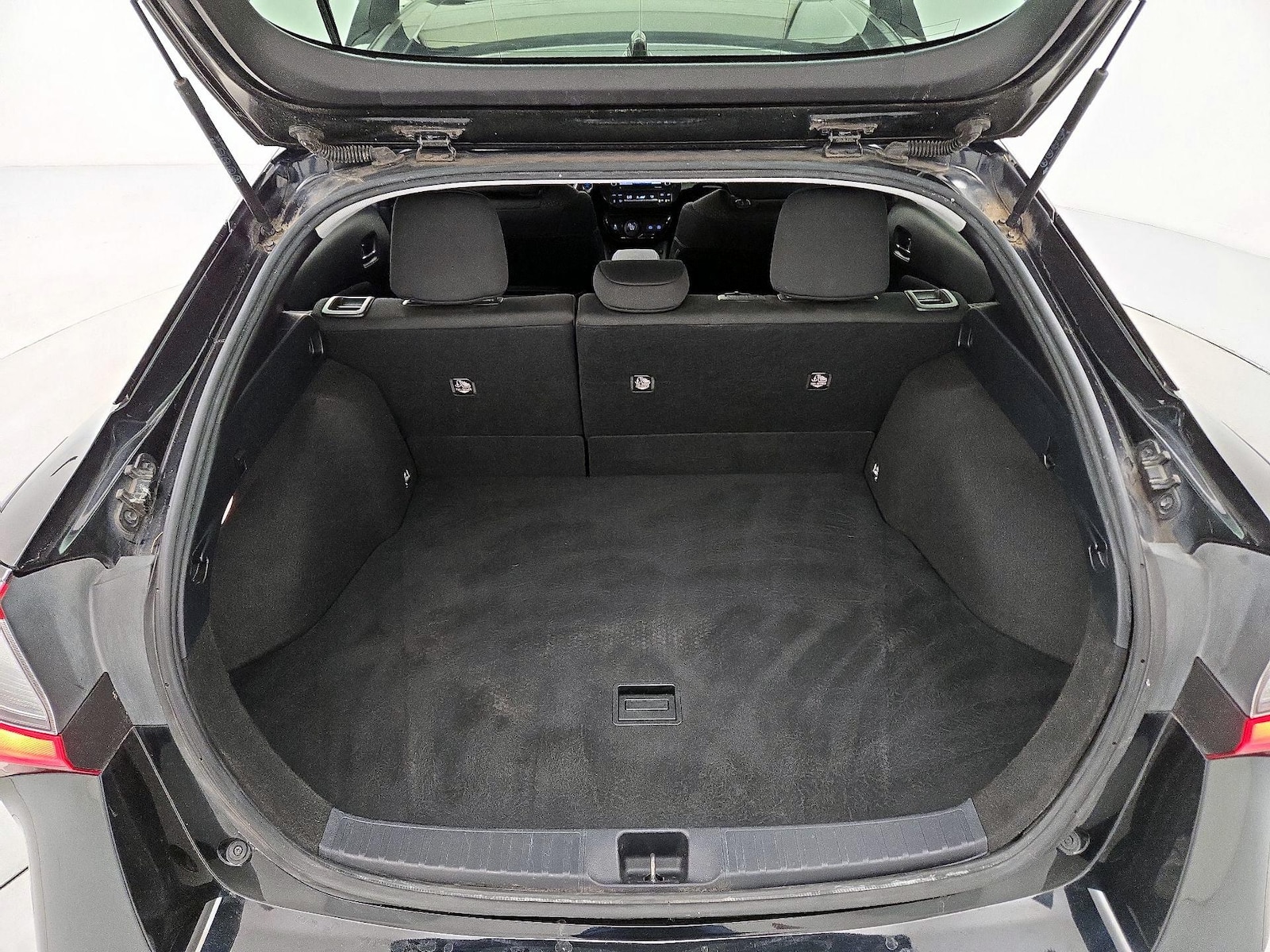 2021 Toyota Prius LE - Photo 21