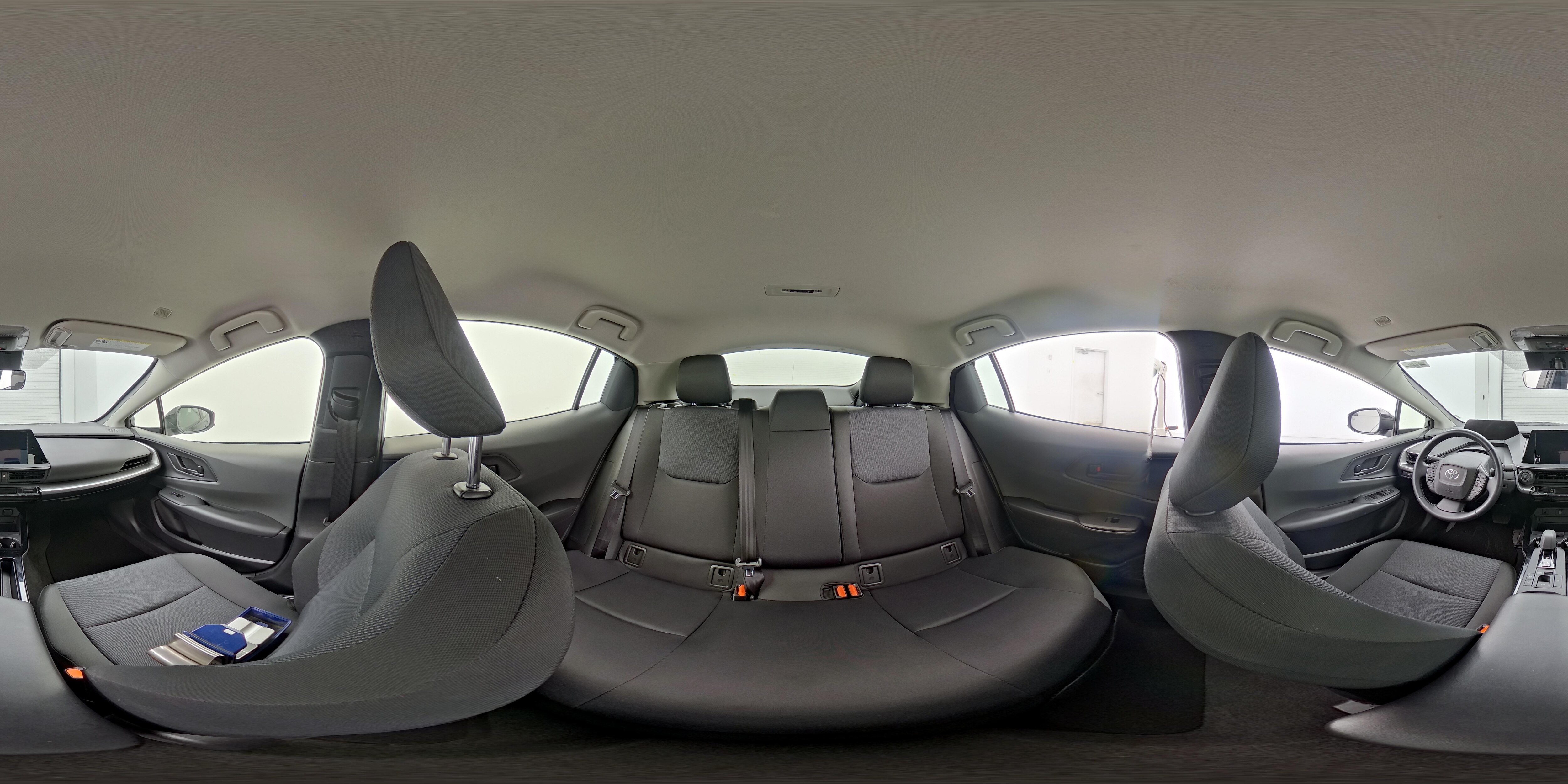 2025 Toyota Prius LE - Photo 24