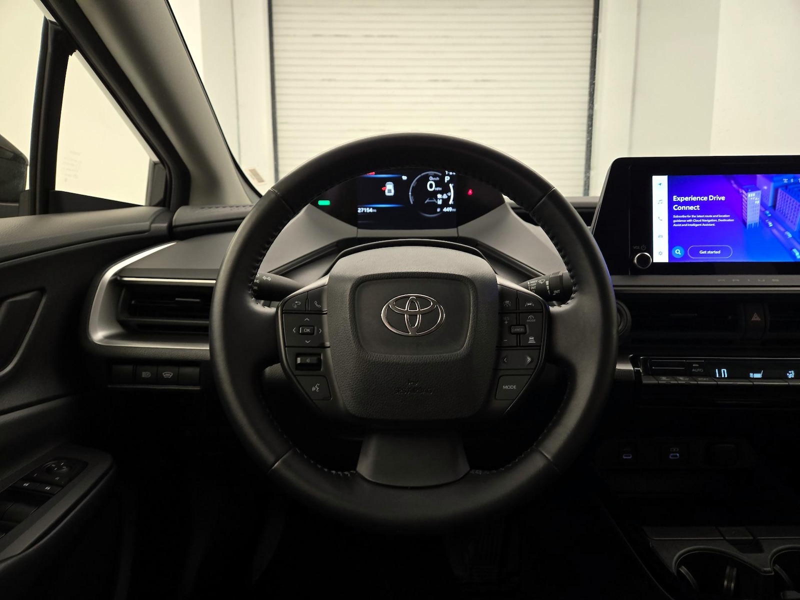 2025 Toyota Prius LE - Photo 11