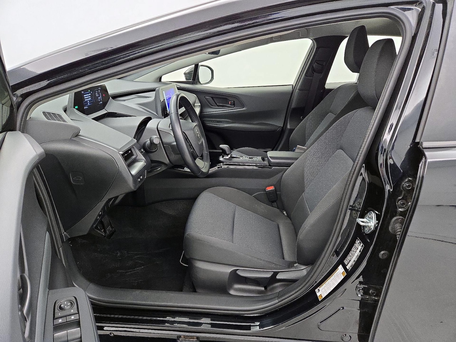 2025 Toyota Prius LE - Photo 12
