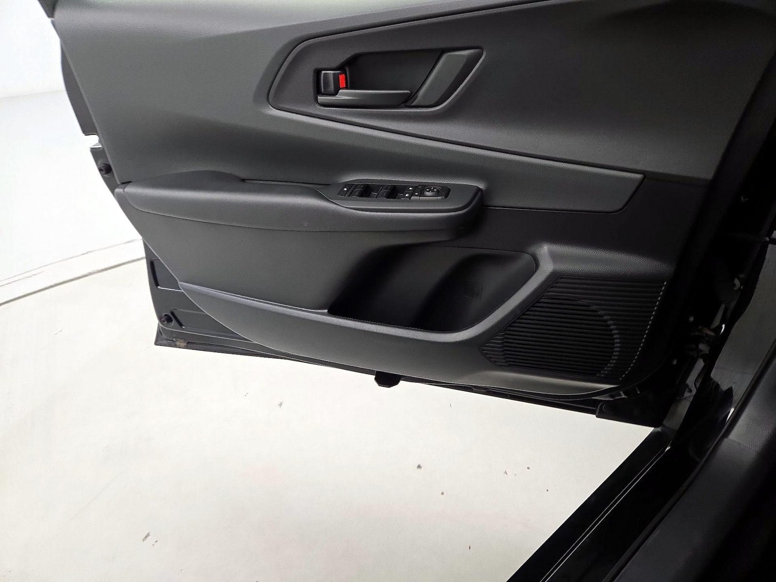 2025 Toyota Prius LE - Photo 13