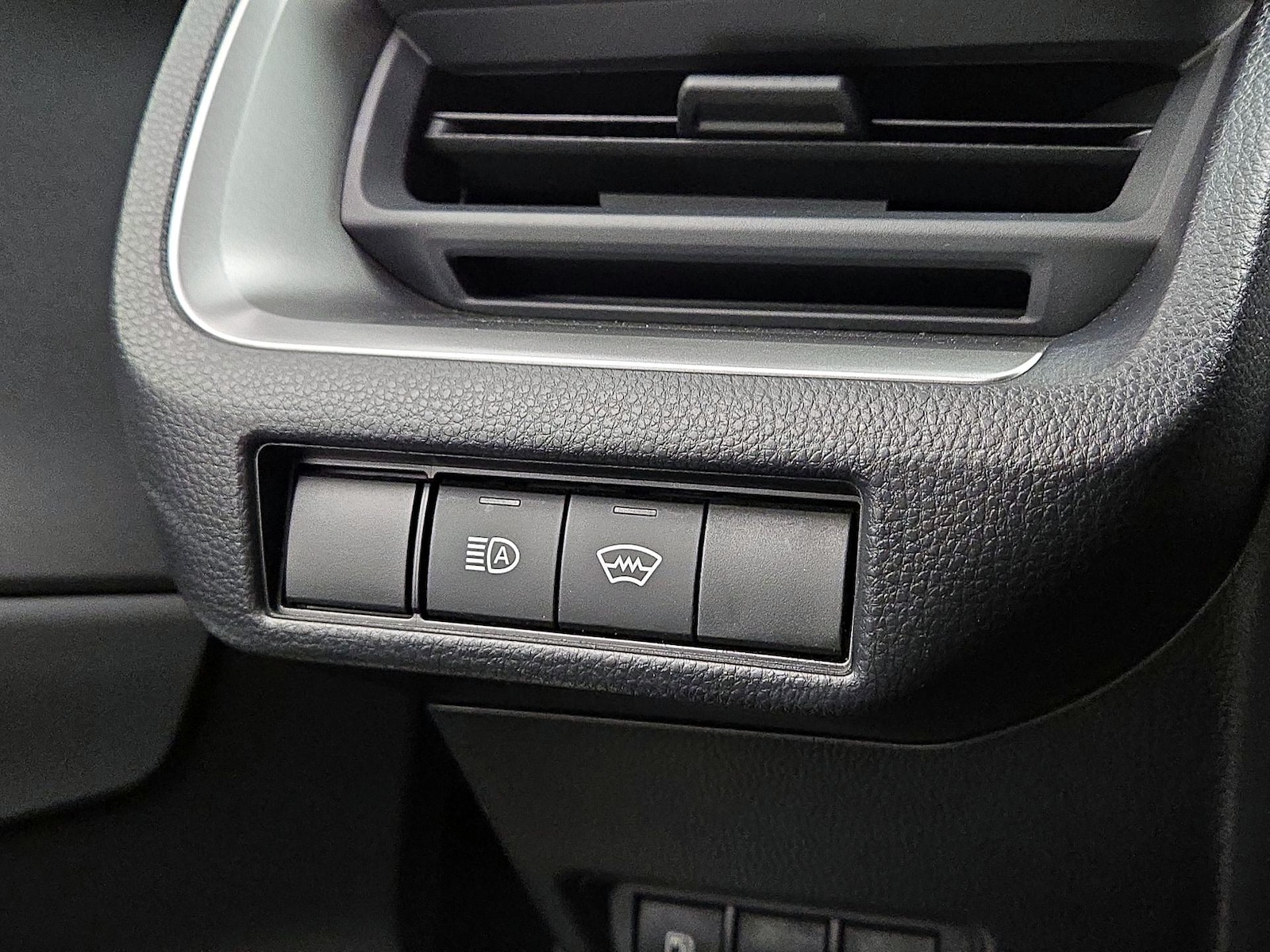 2025 Toyota Prius LE - Photo 14