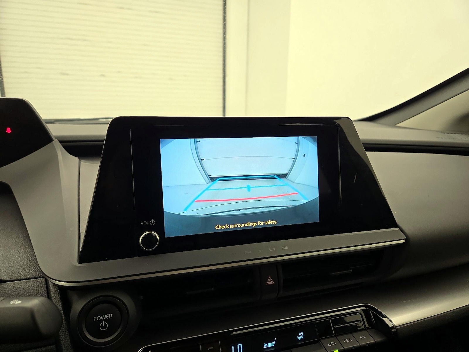 2025 Toyota Prius LE - Photo 15