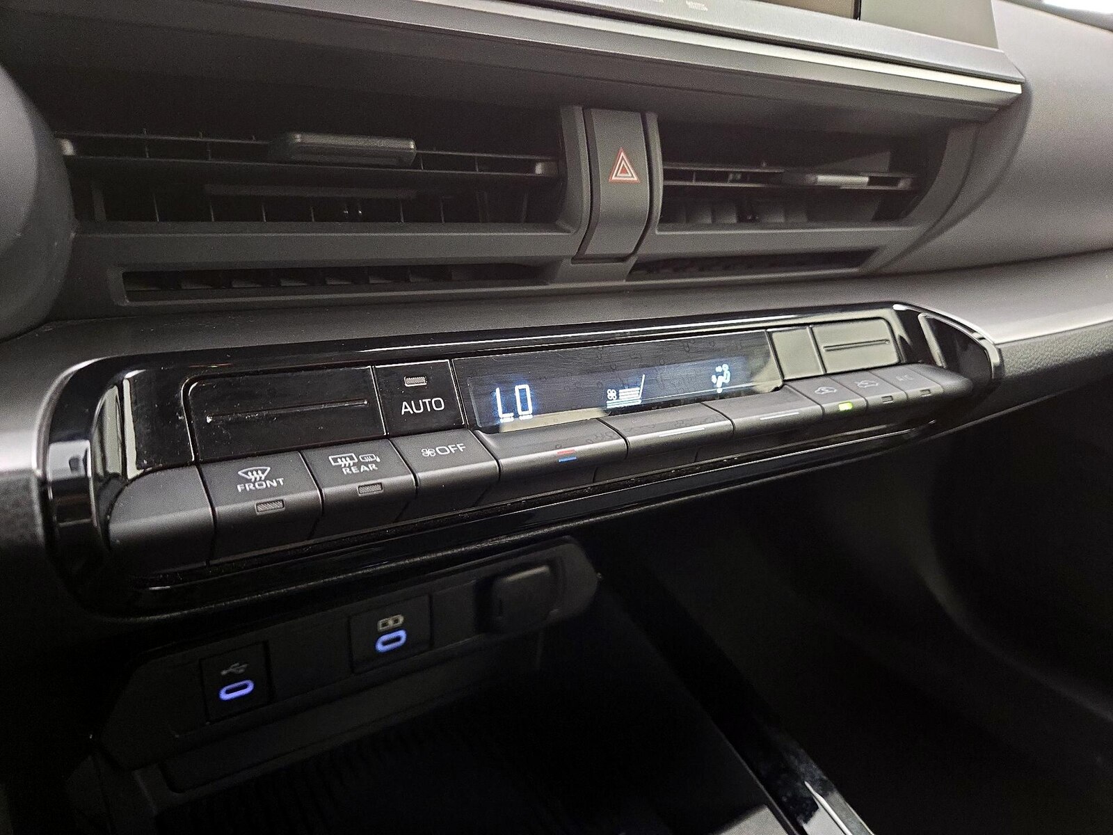 2025 Toyota Prius LE - Photo 17