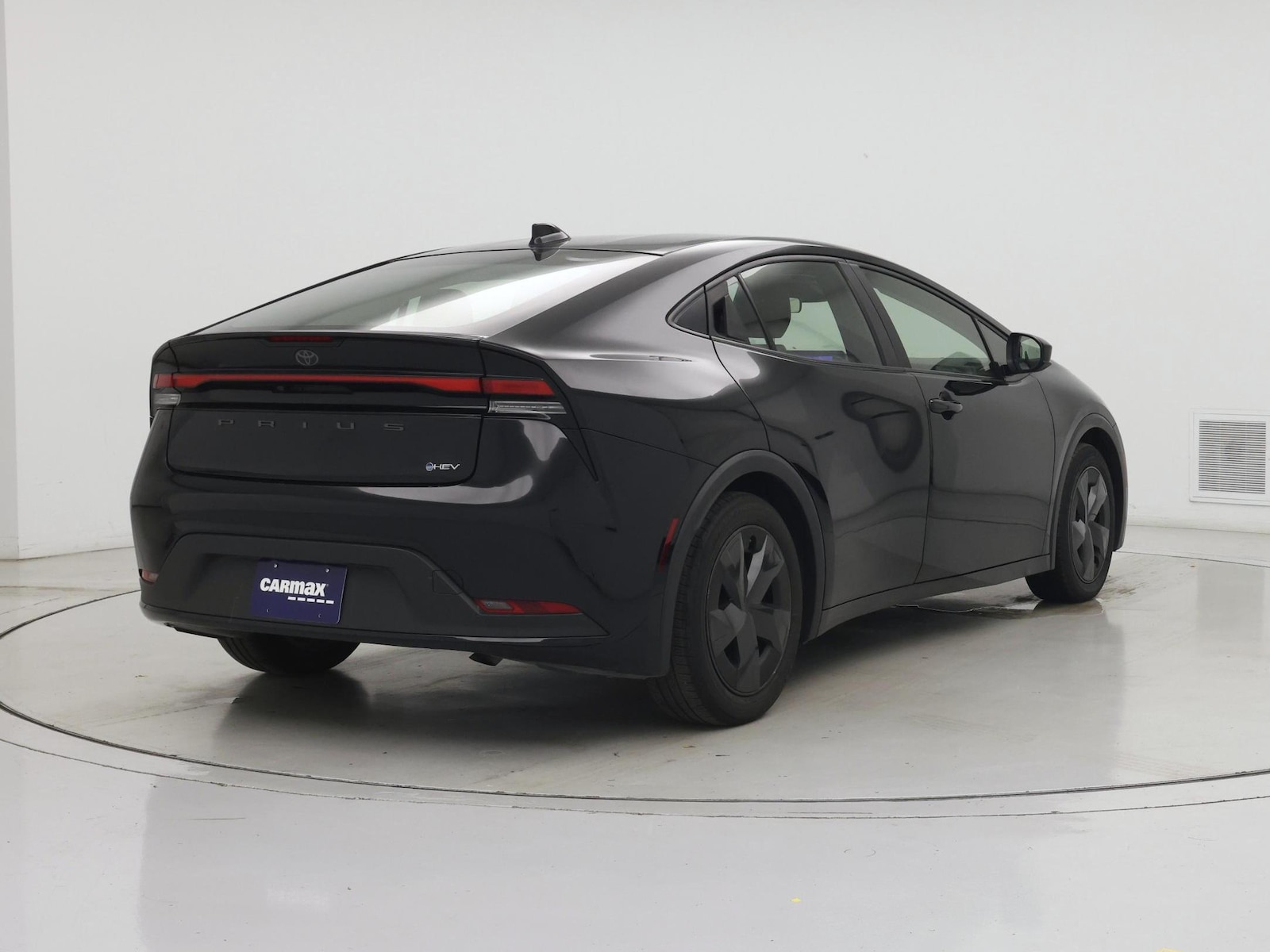 2025 Toyota Prius LE - Photo 9