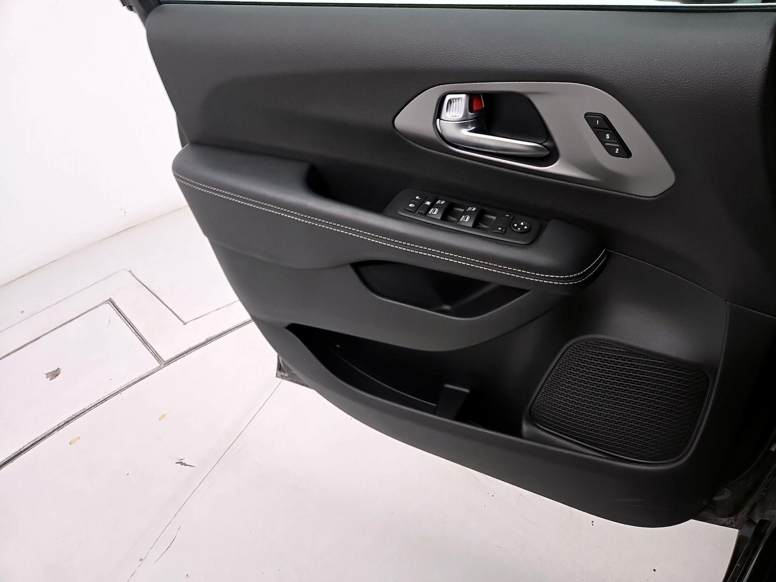 2025 Chrysler Pacifica Select - Photo 13