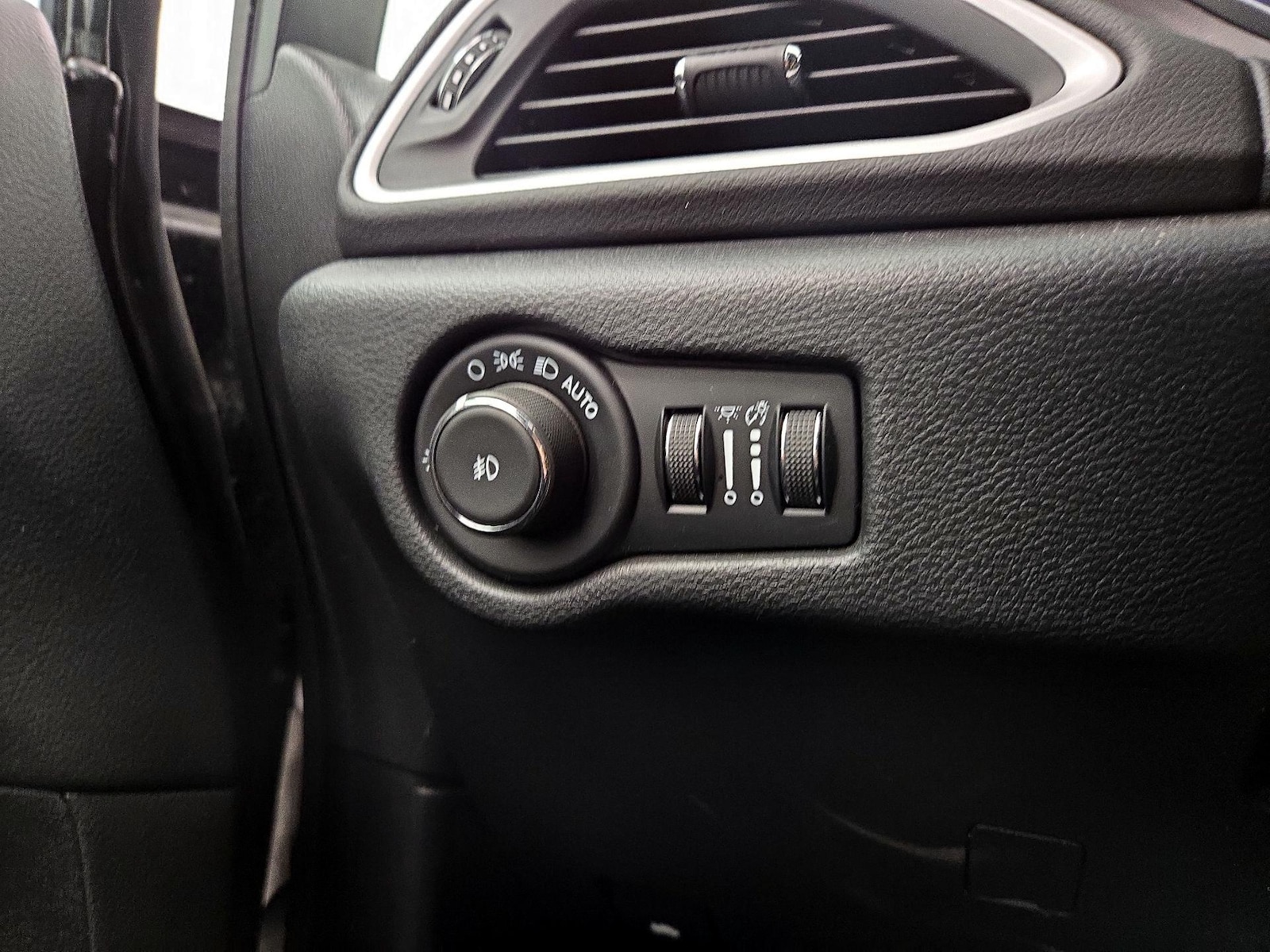 2025 Chrysler Pacifica Select - Photo 14