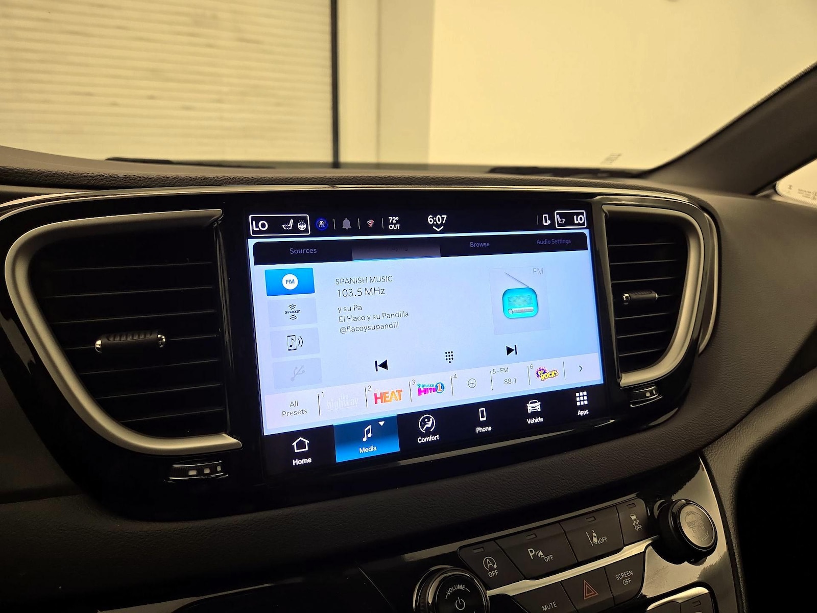 2025 Chrysler Pacifica Select - Photo 16