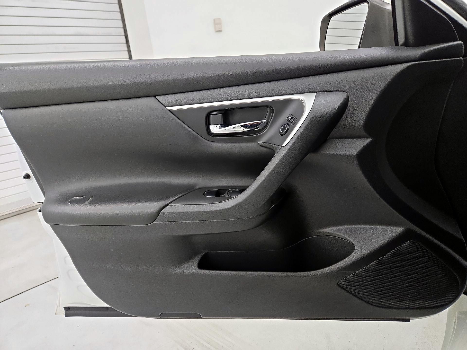 Thumbnail: 2016 Nissan Altima - 12