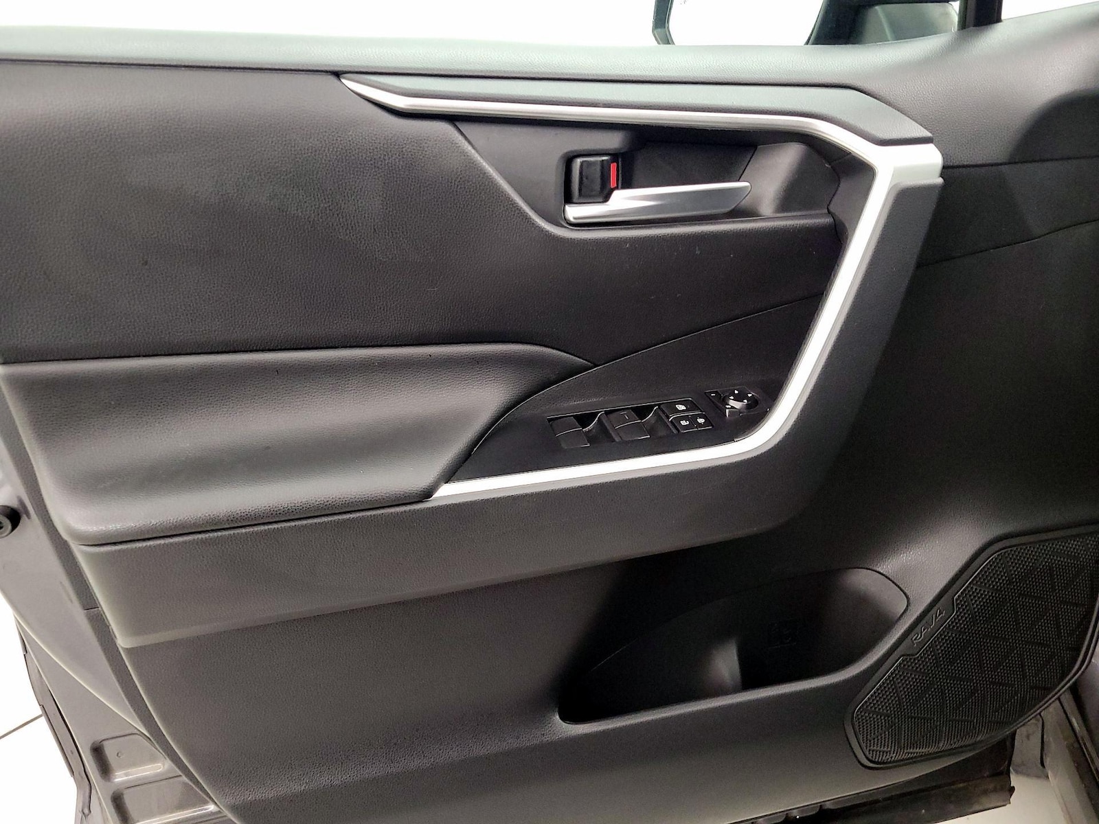 2021 Toyota RAV4 XLE - Photo 13