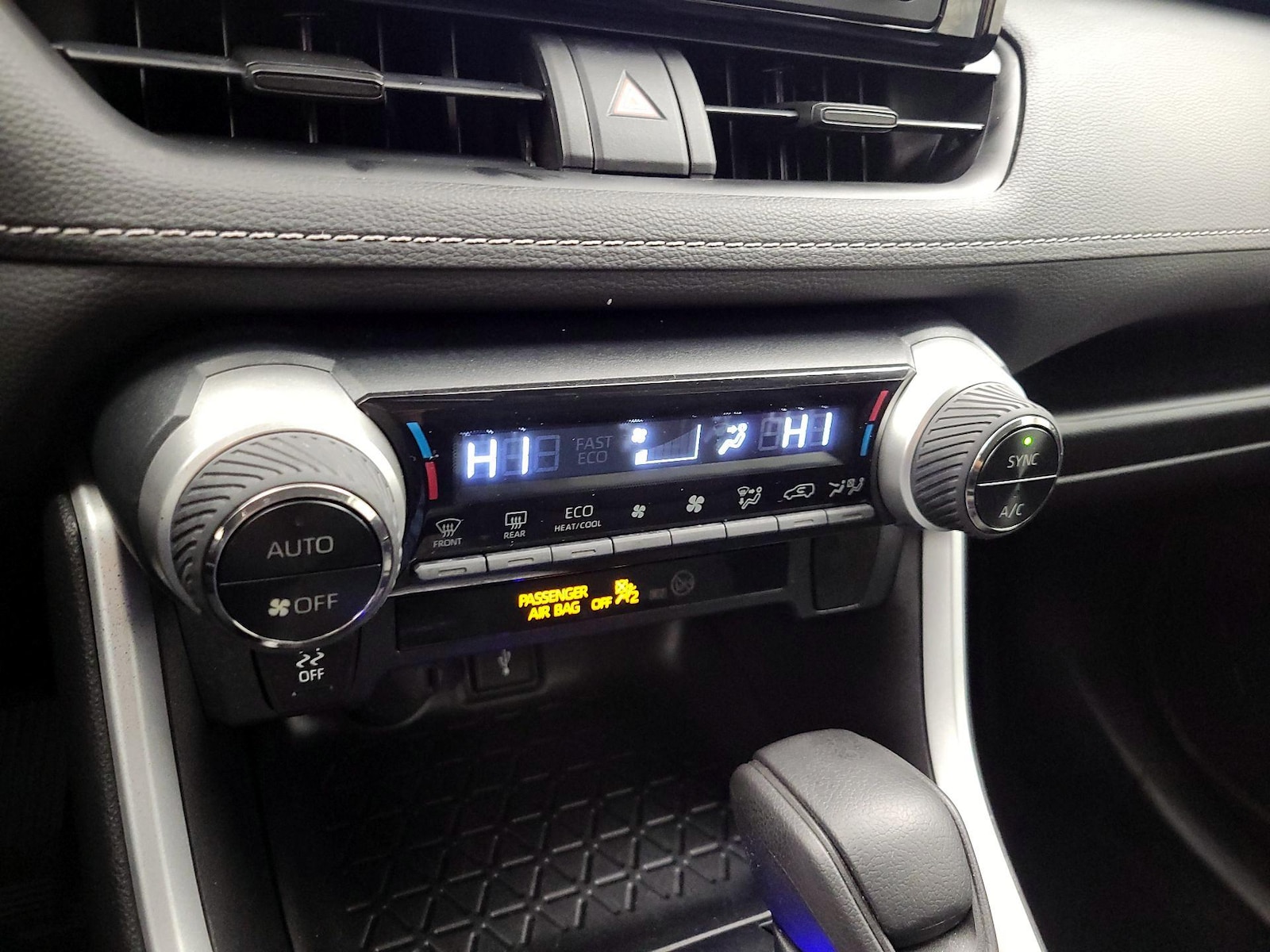 2021 Toyota RAV4 XLE - Photo 18