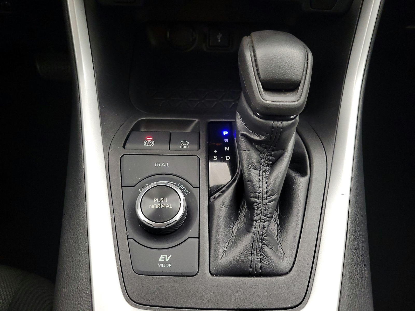 2021 Toyota RAV4 XLE - Photo 19