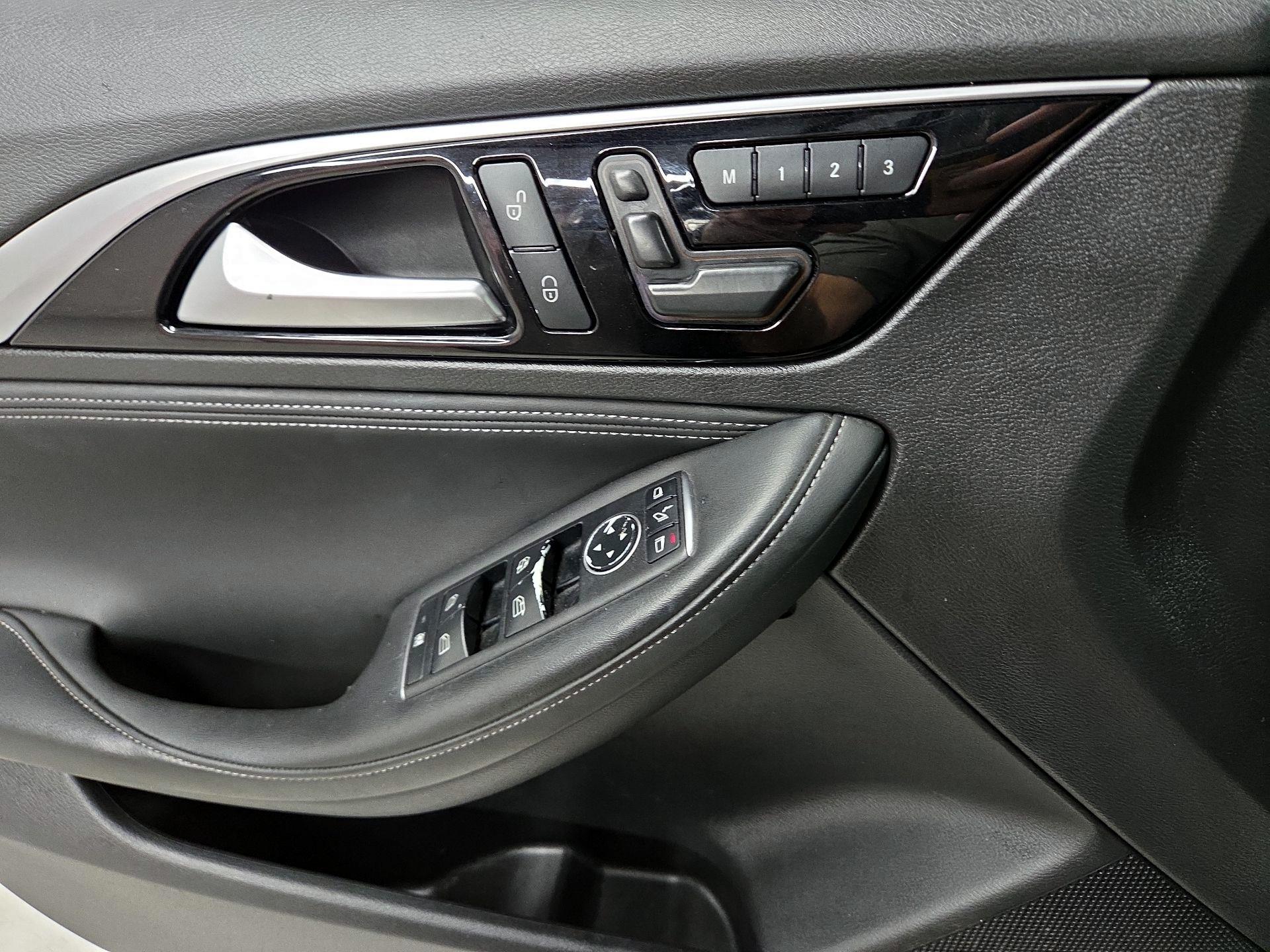 Thumbnail: 2019 INFINITI QX30 - 12
