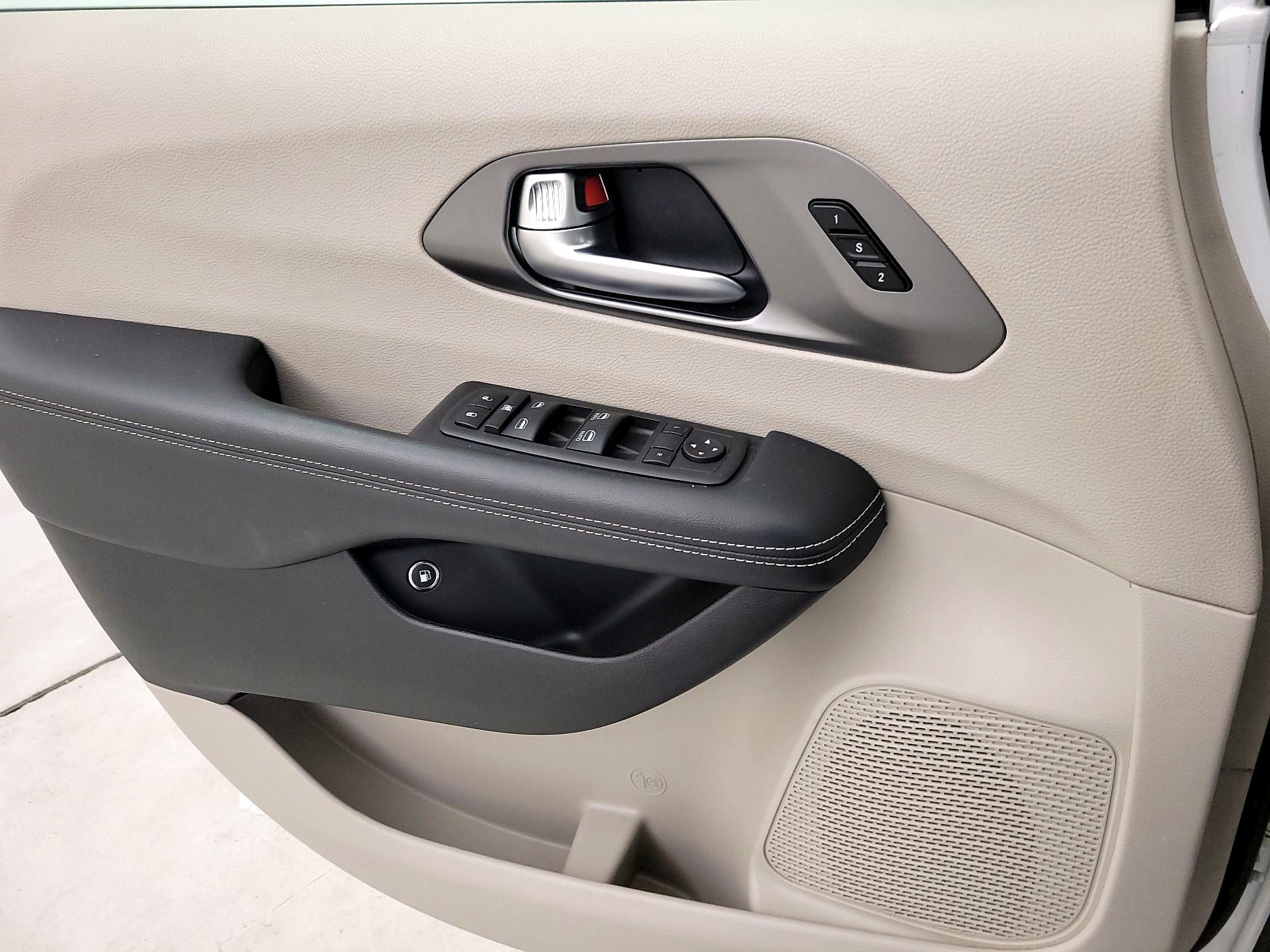 Thumbnail: 2023 Chrysler Pacifica - 12
