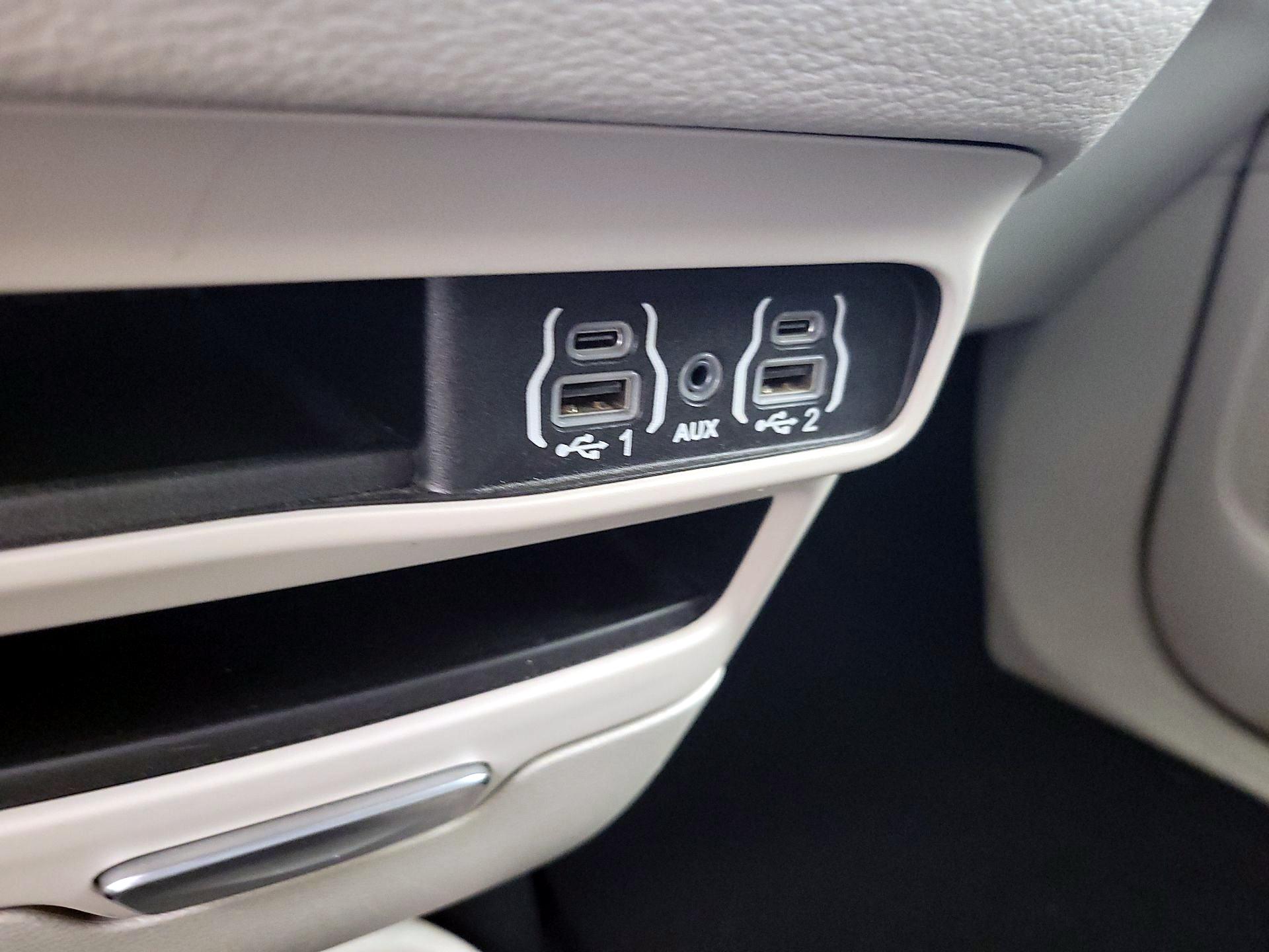 Thumbnail: 2023 Chrysler Pacifica - 18