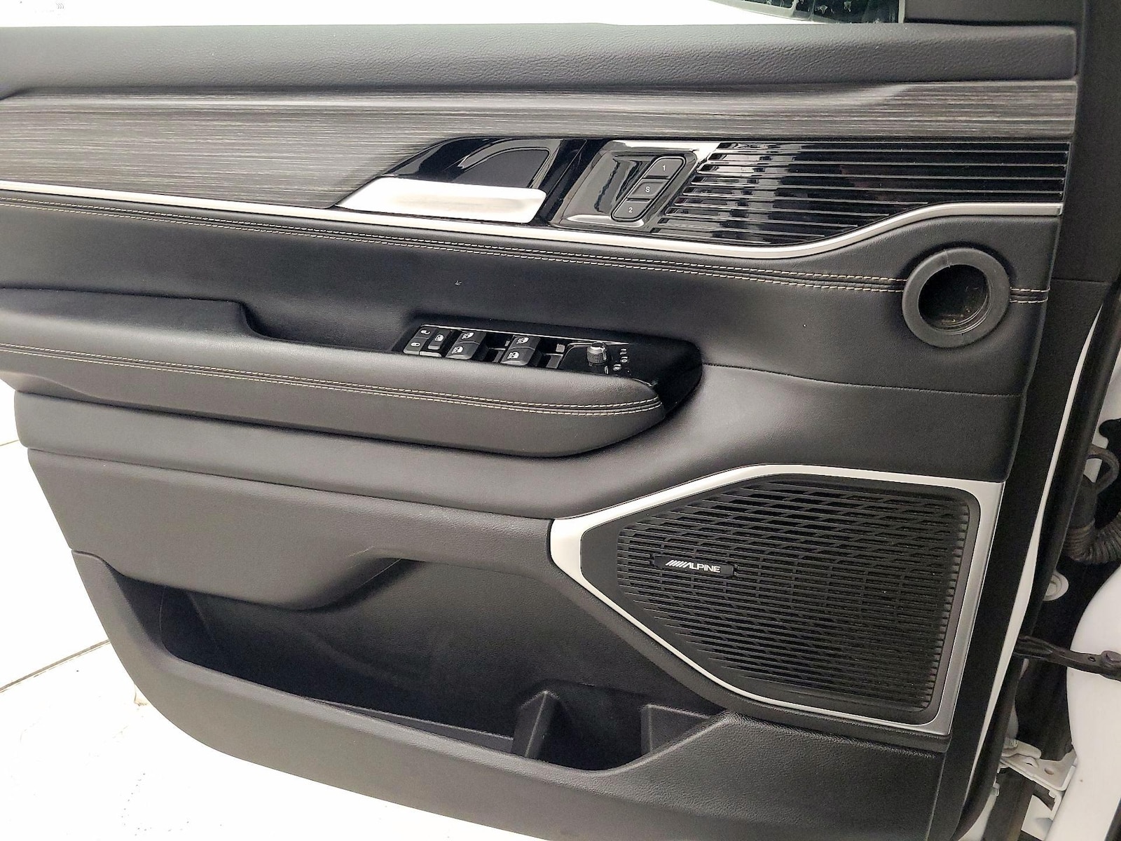 2024 Jeep Wagoneer L Series II - Photo 13