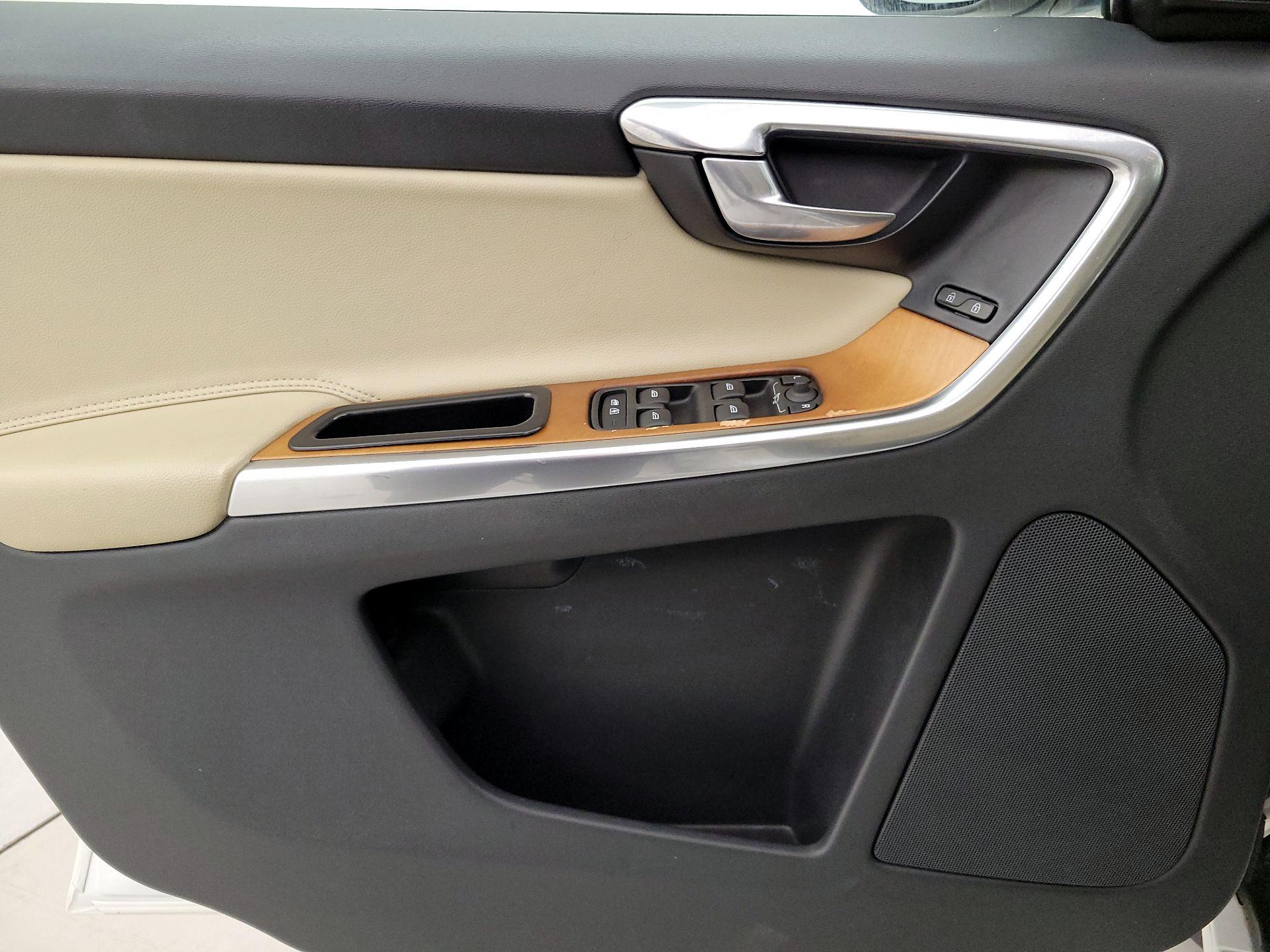 Thumbnail: 2017 Volvo XC60 - 12