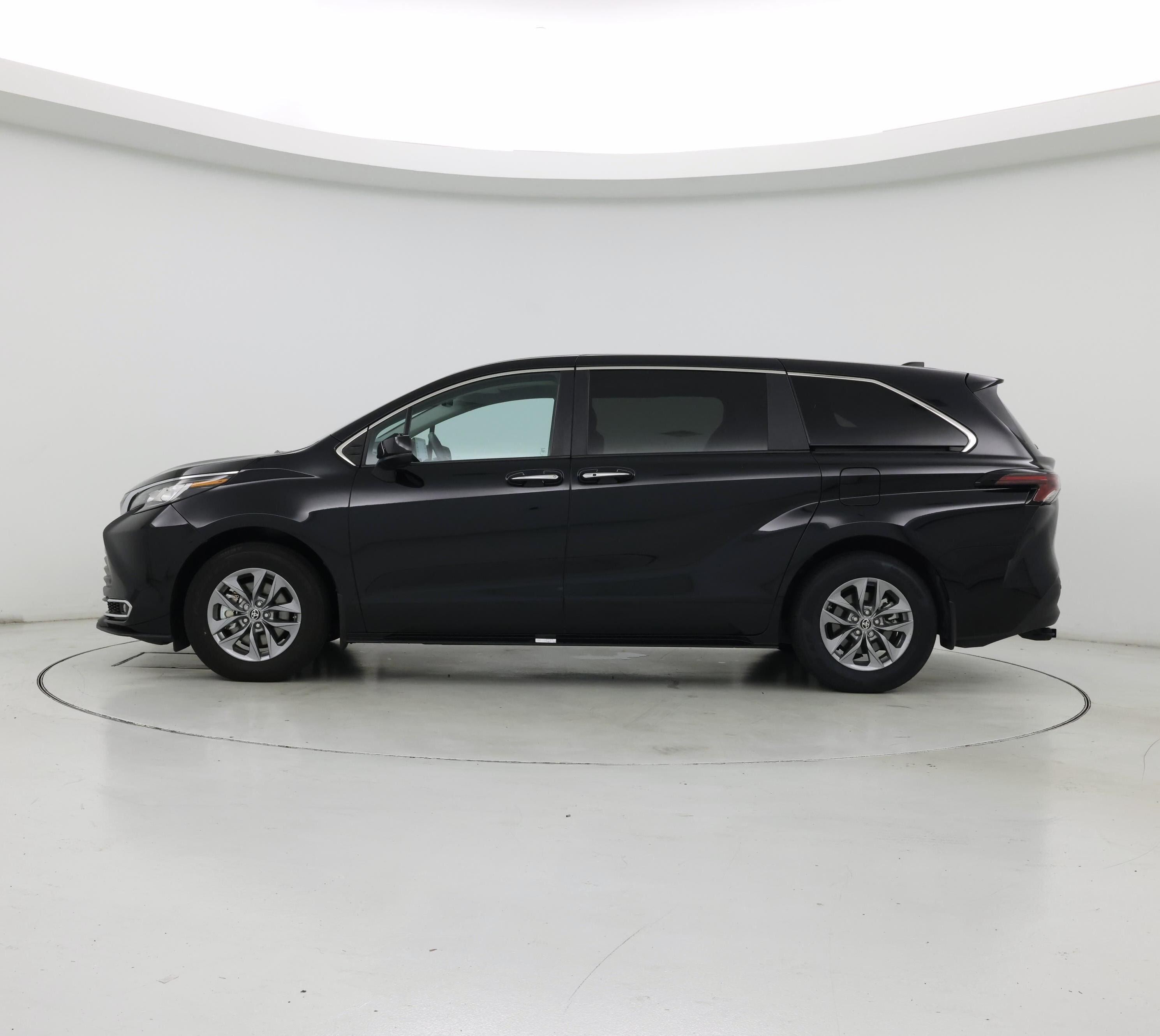 Thumbnail: 2023 Toyota Sienna - 3