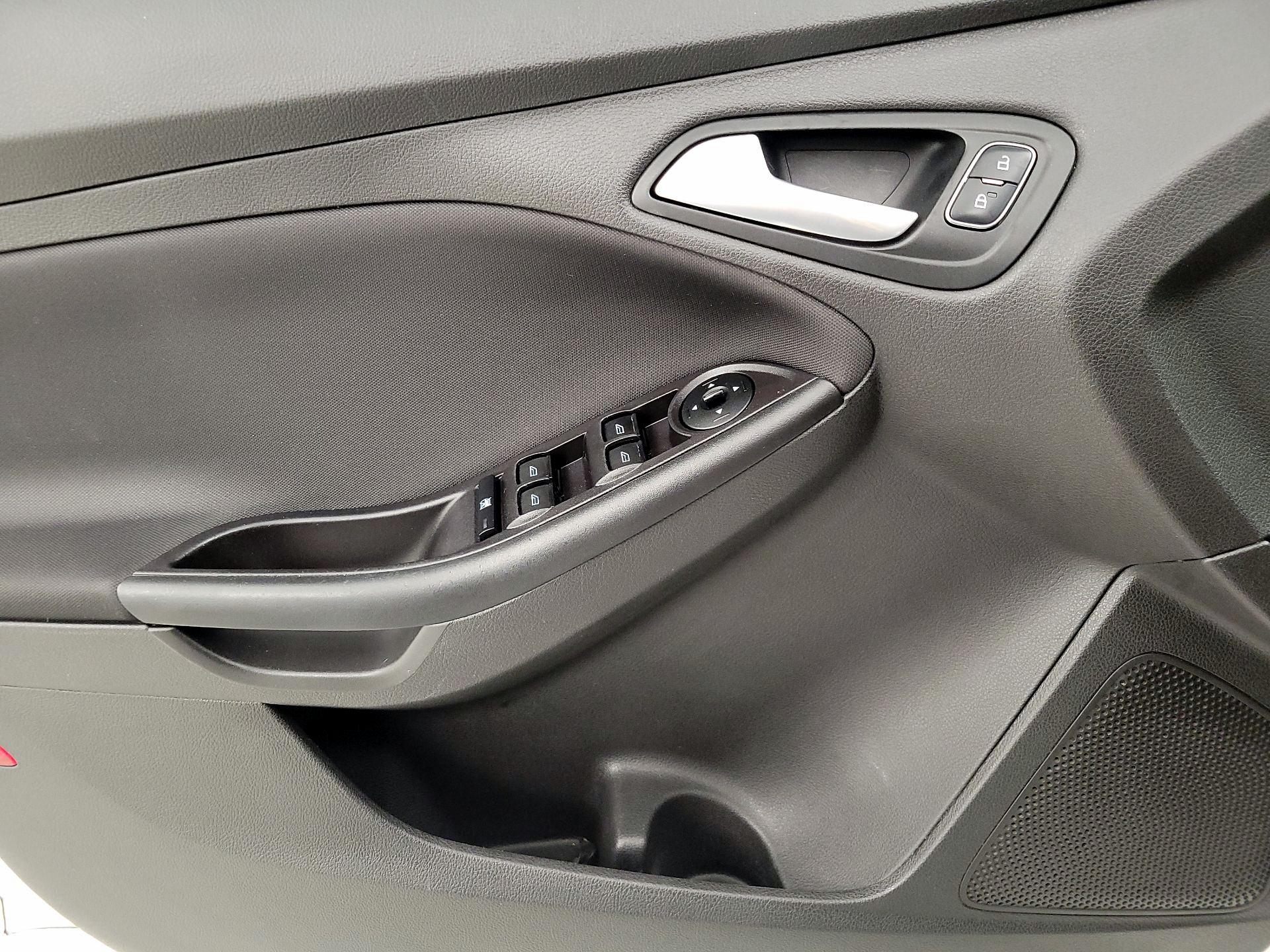 Thumbnail: 2016 Ford Focus - 12