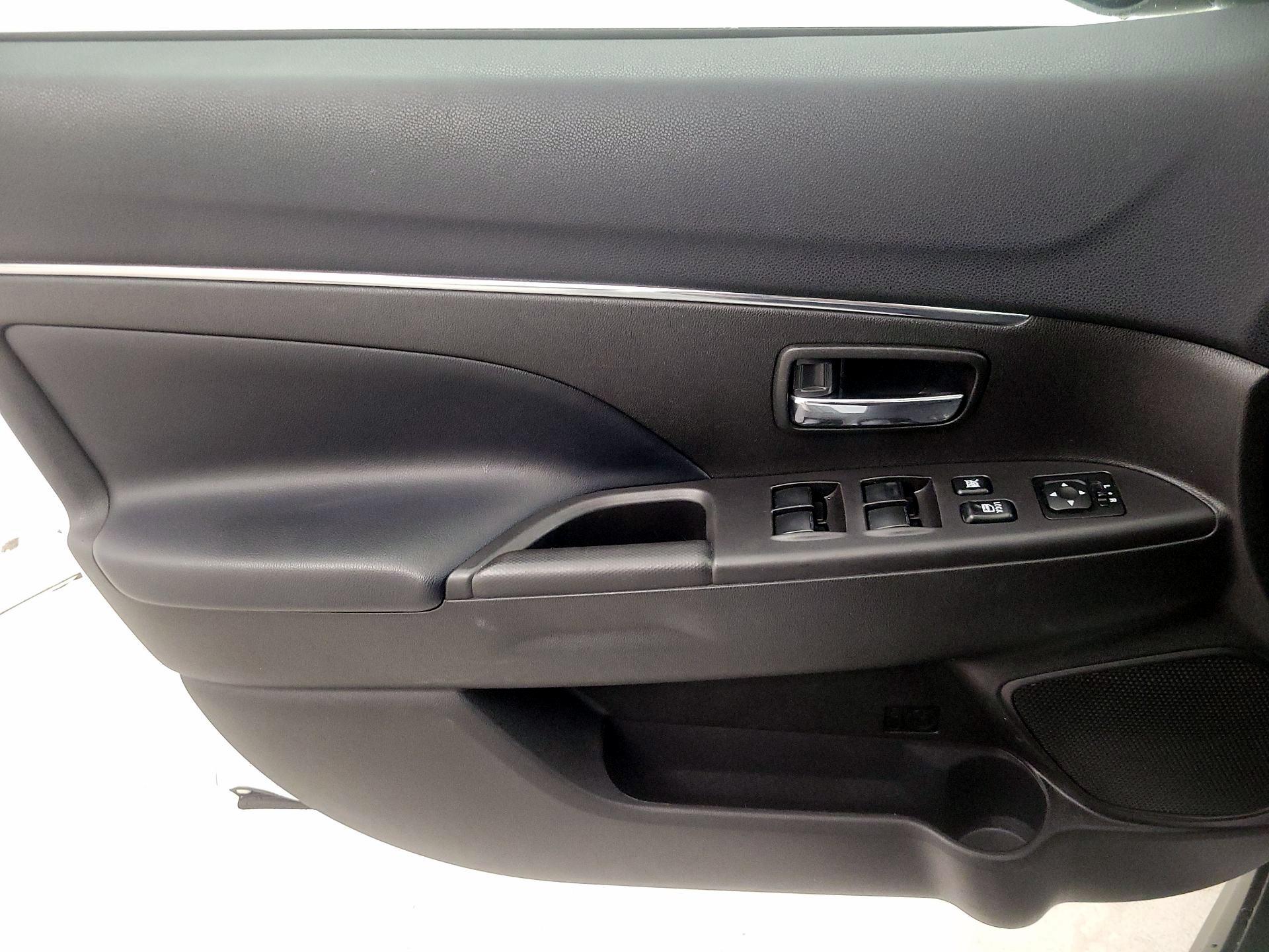 Thumbnail: 2015 Mitsubishi Outlander Sport - 12