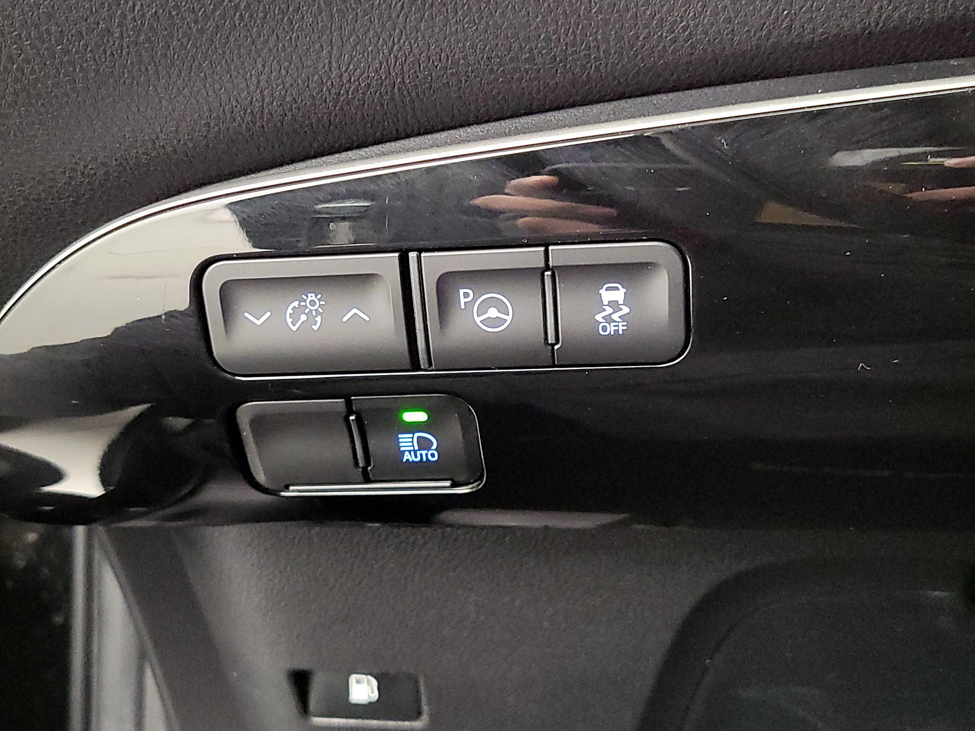Thumbnail: 2020 Toyota Prius - 13