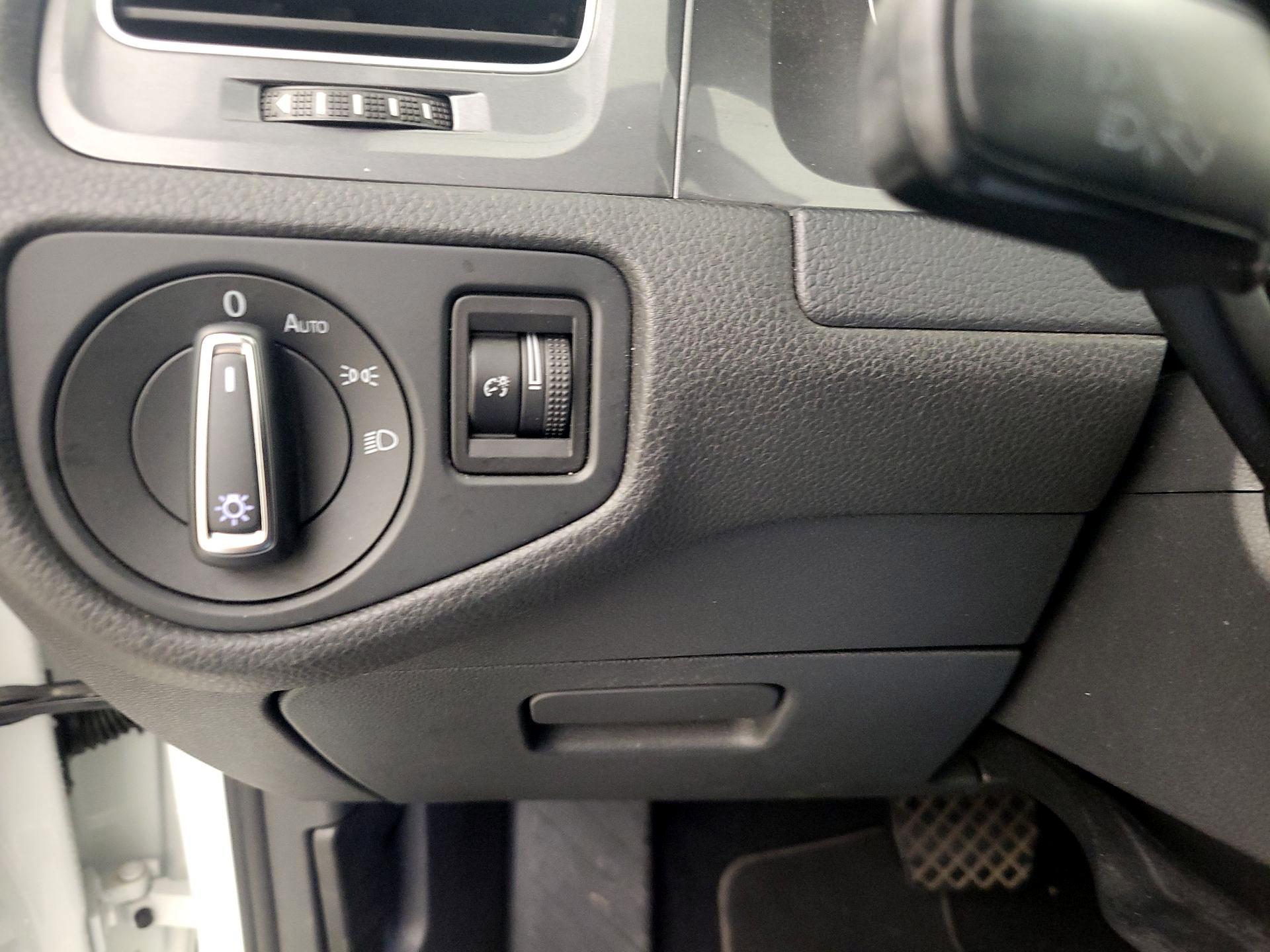 Thumbnail: 2016 Volkswagen e-Golf - 13
