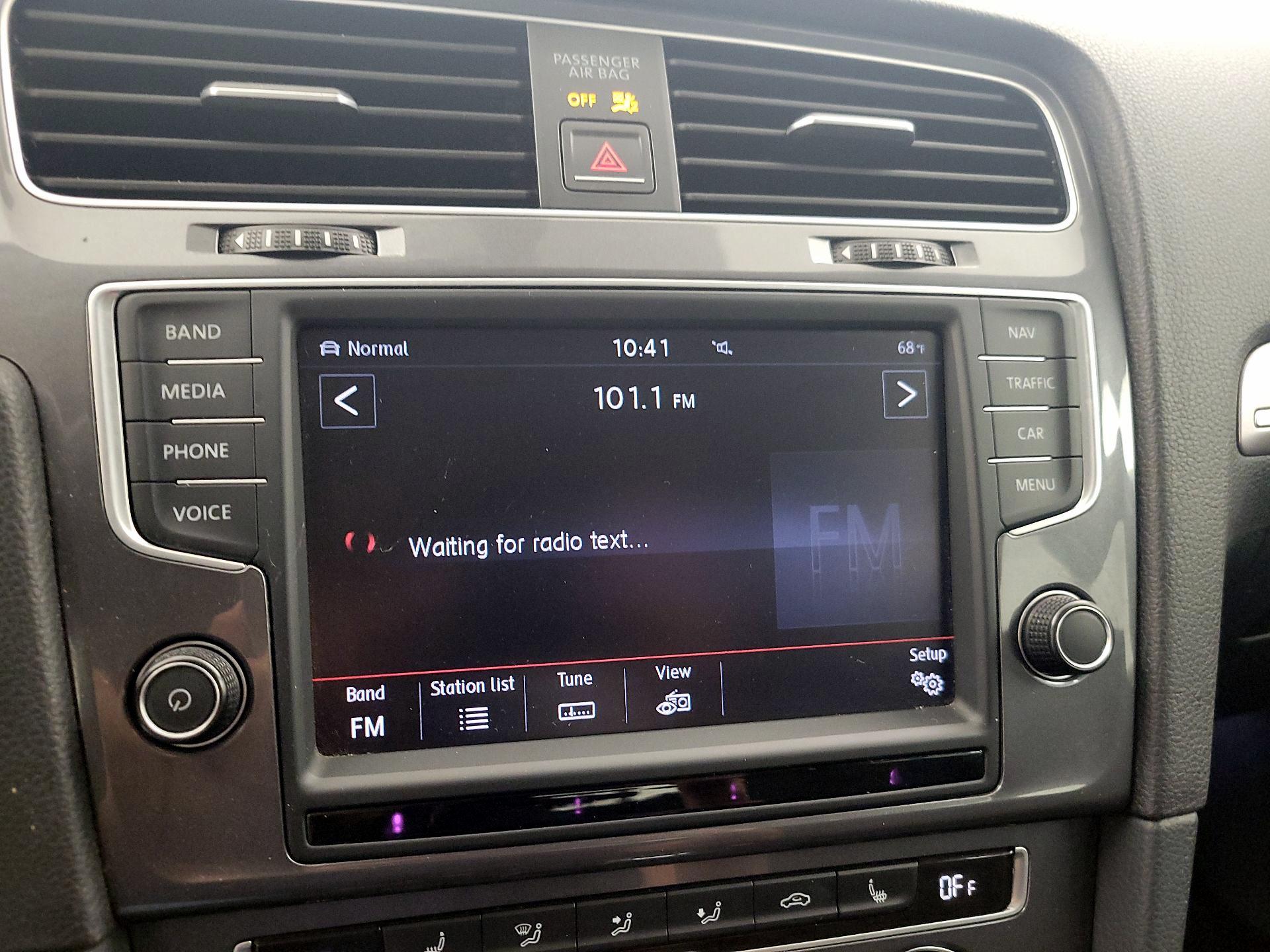 Thumbnail: 2016 Volkswagen e-Golf - 16