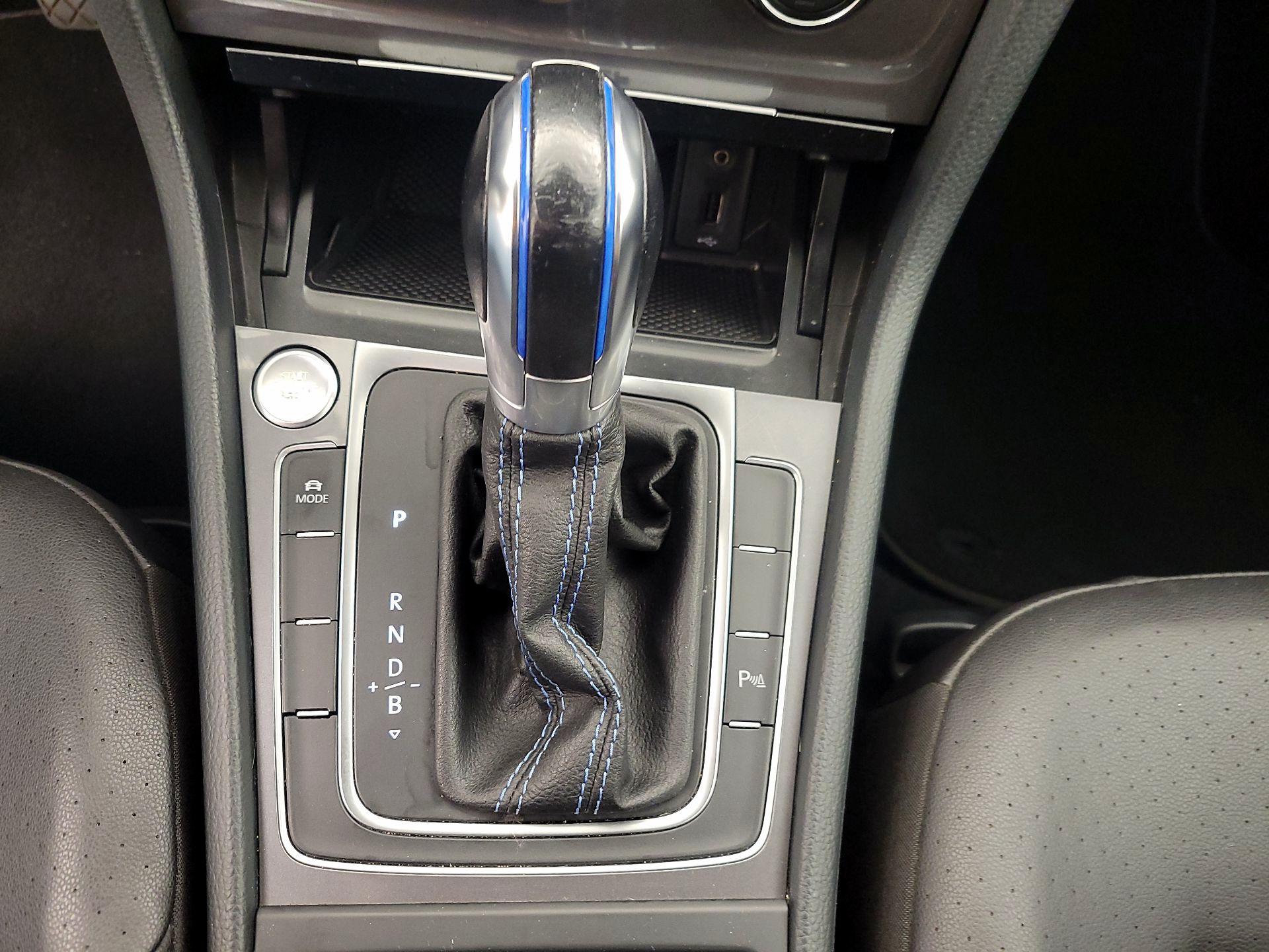 Thumbnail: 2016 Volkswagen e-Golf - 18