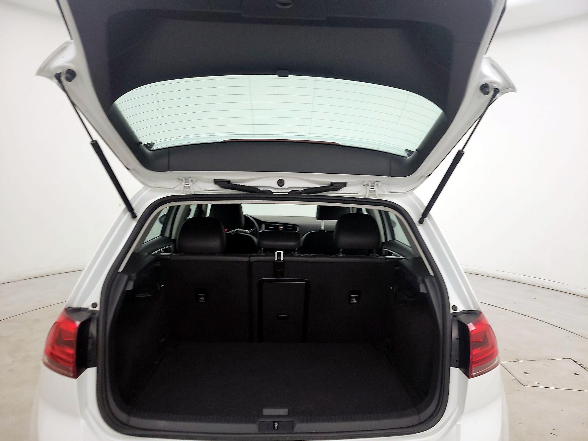Thumbnail: 2016 Volkswagen e-Golf - 20