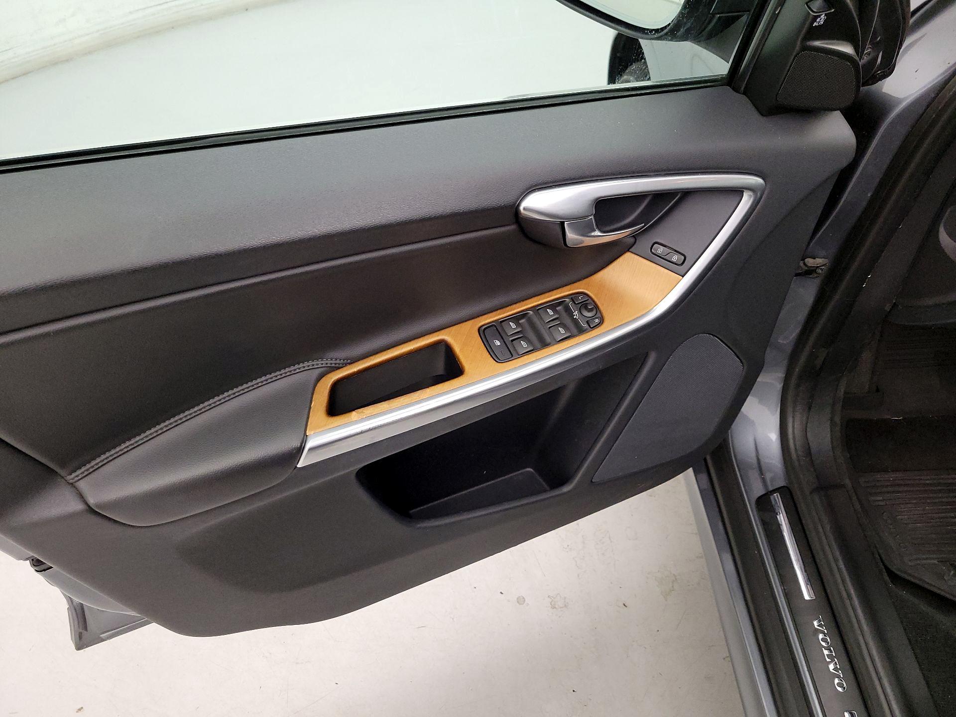 Thumbnail: 2017 Volvo XC60 - 12