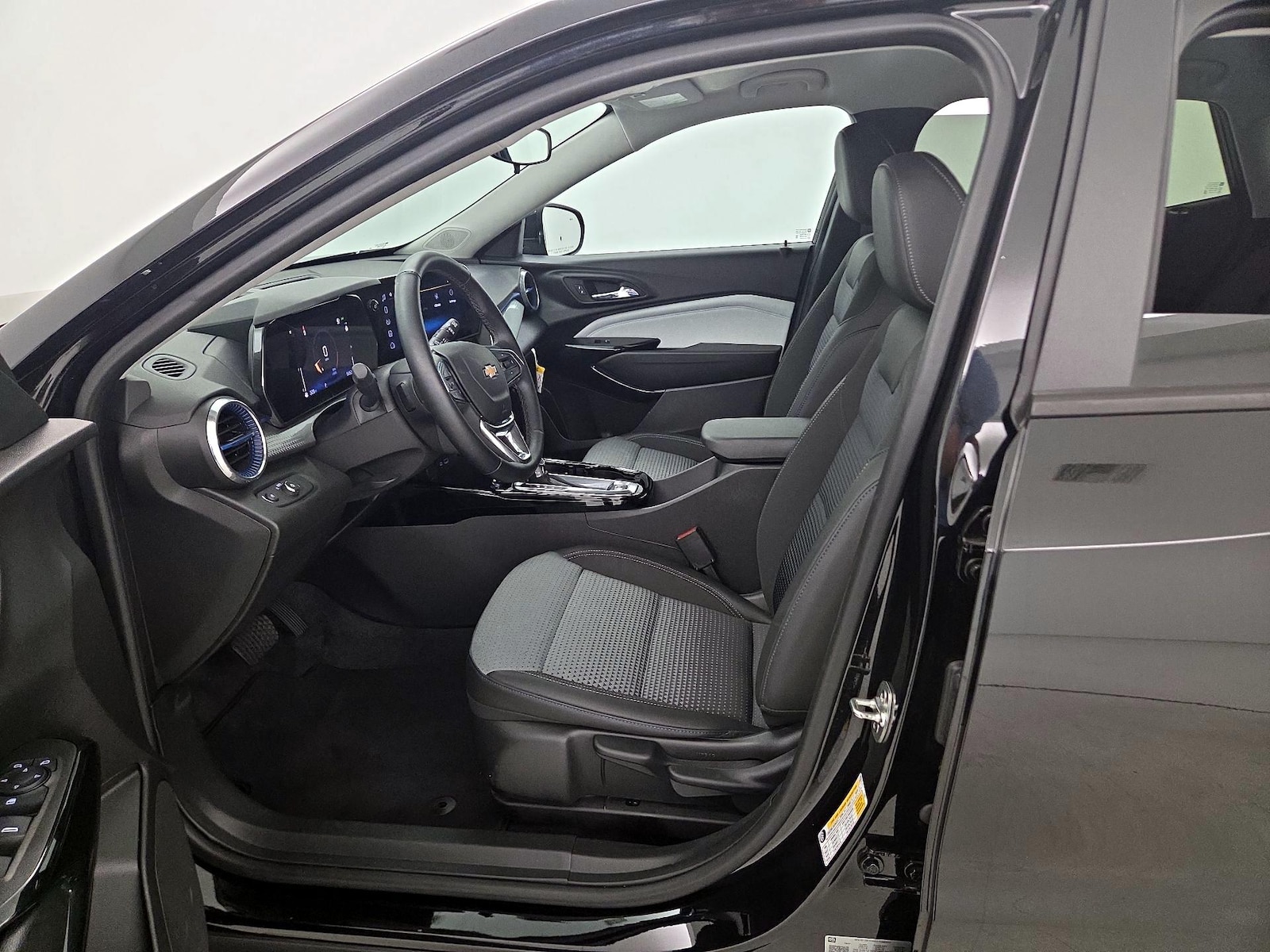 2025 Chevrolet Trax LT - Photo 12