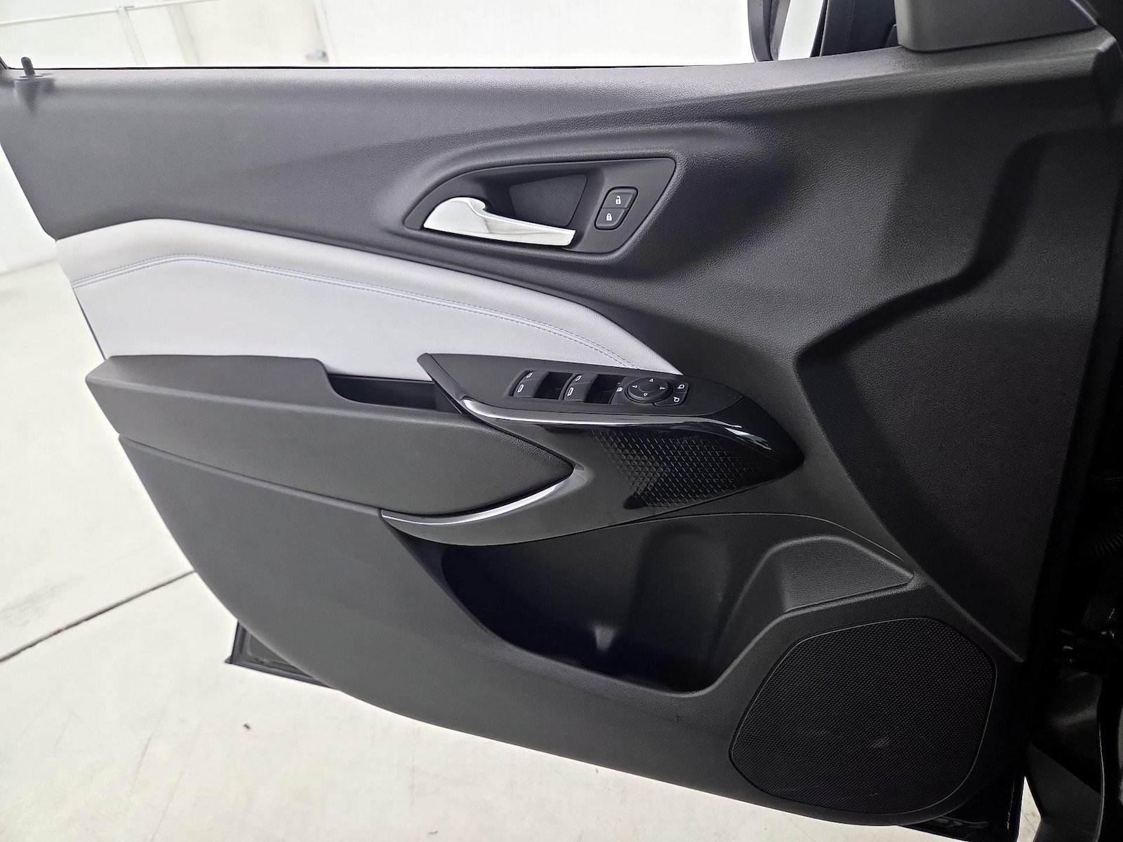 2025 Chevrolet Trax LT - Photo 13