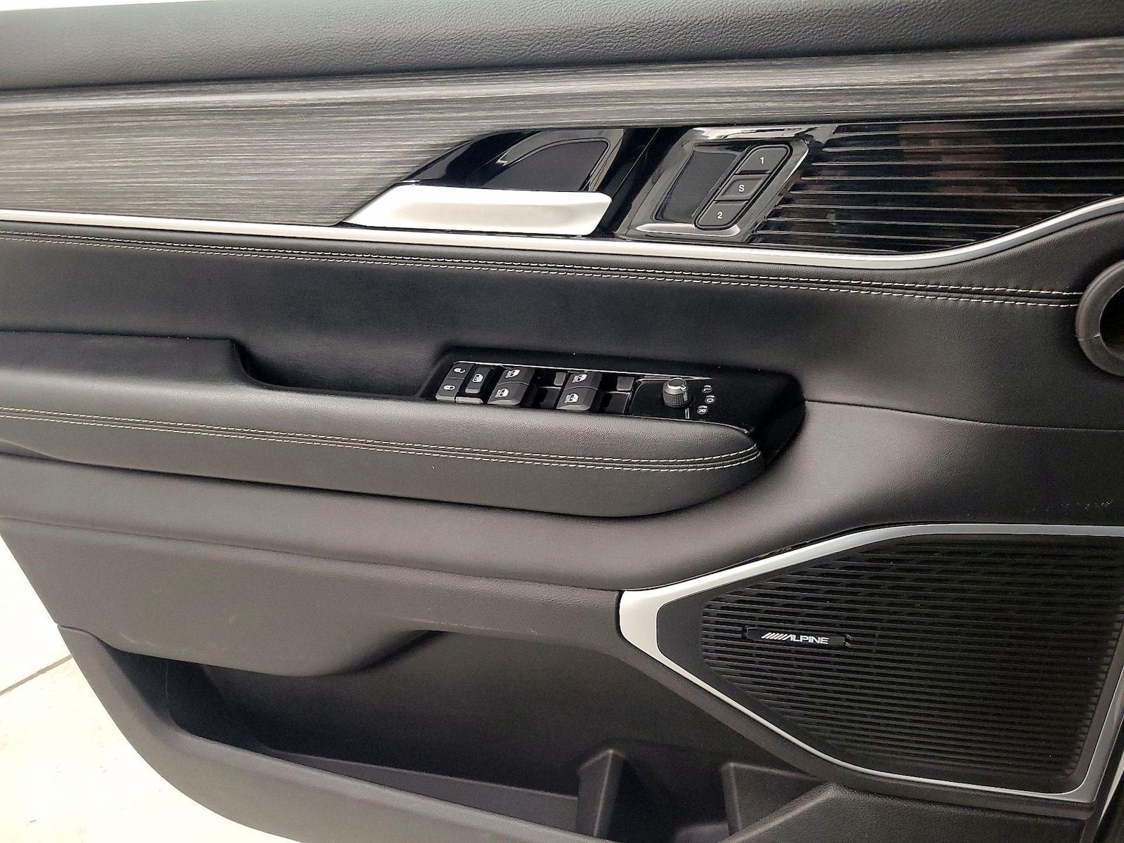 2024 Jeep Wagoneer L Series II - Photo 13