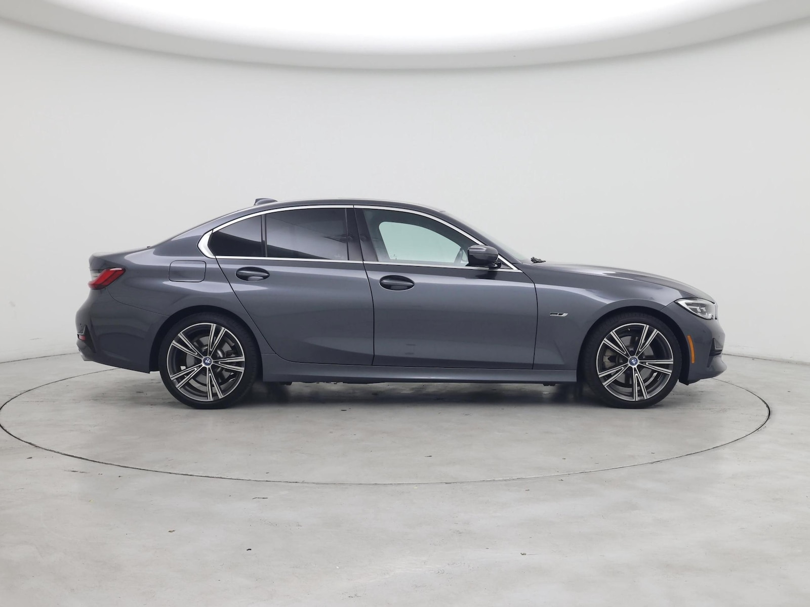 2022 BMW 3 Series 330e - Photo 8