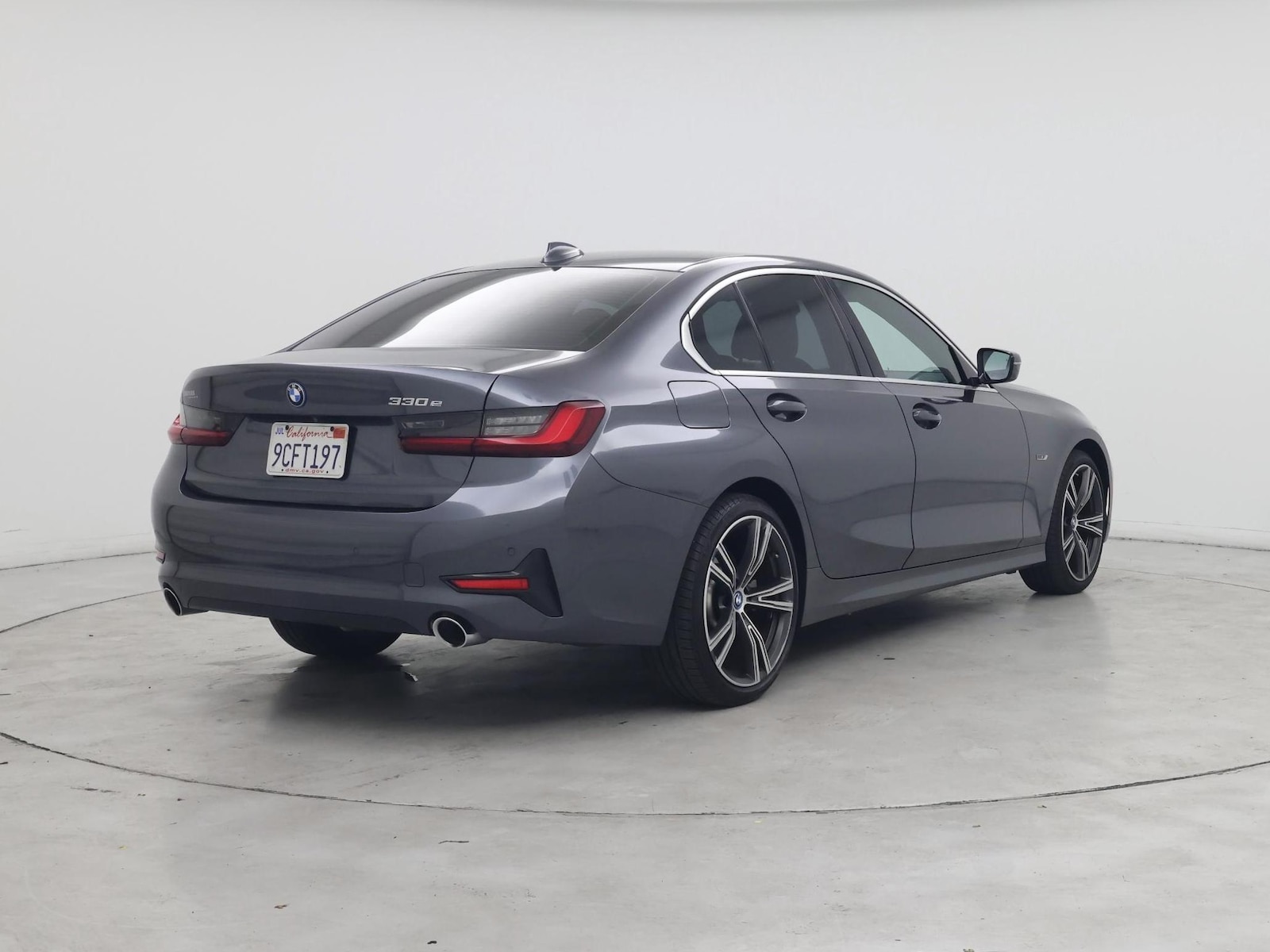 2022 BMW 3 Series 330e - Photo 9