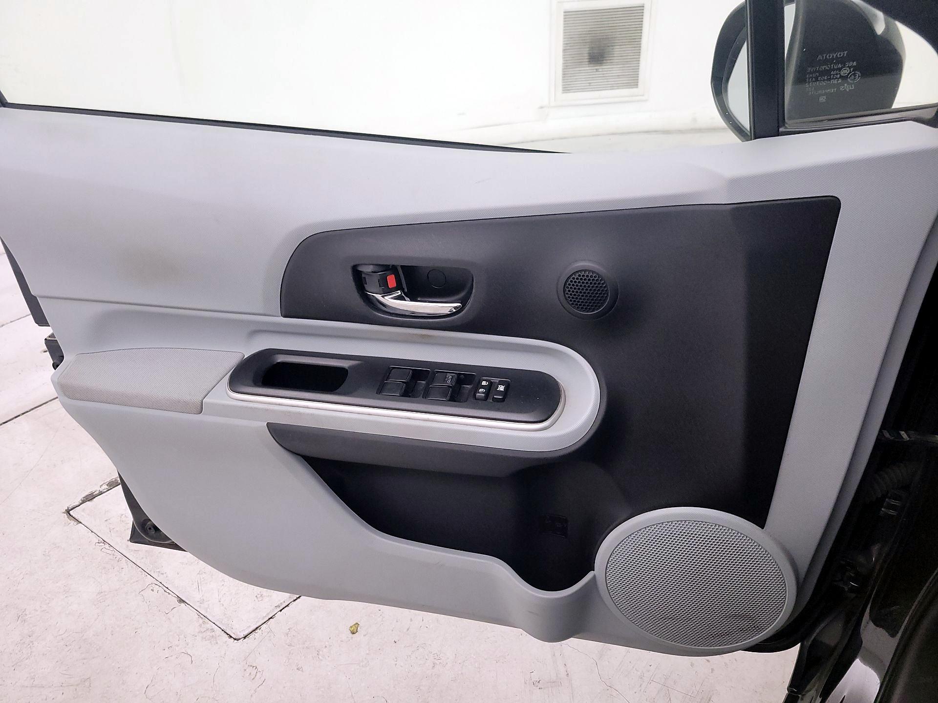 Thumbnail: 2014 Toyota Prius c - 12