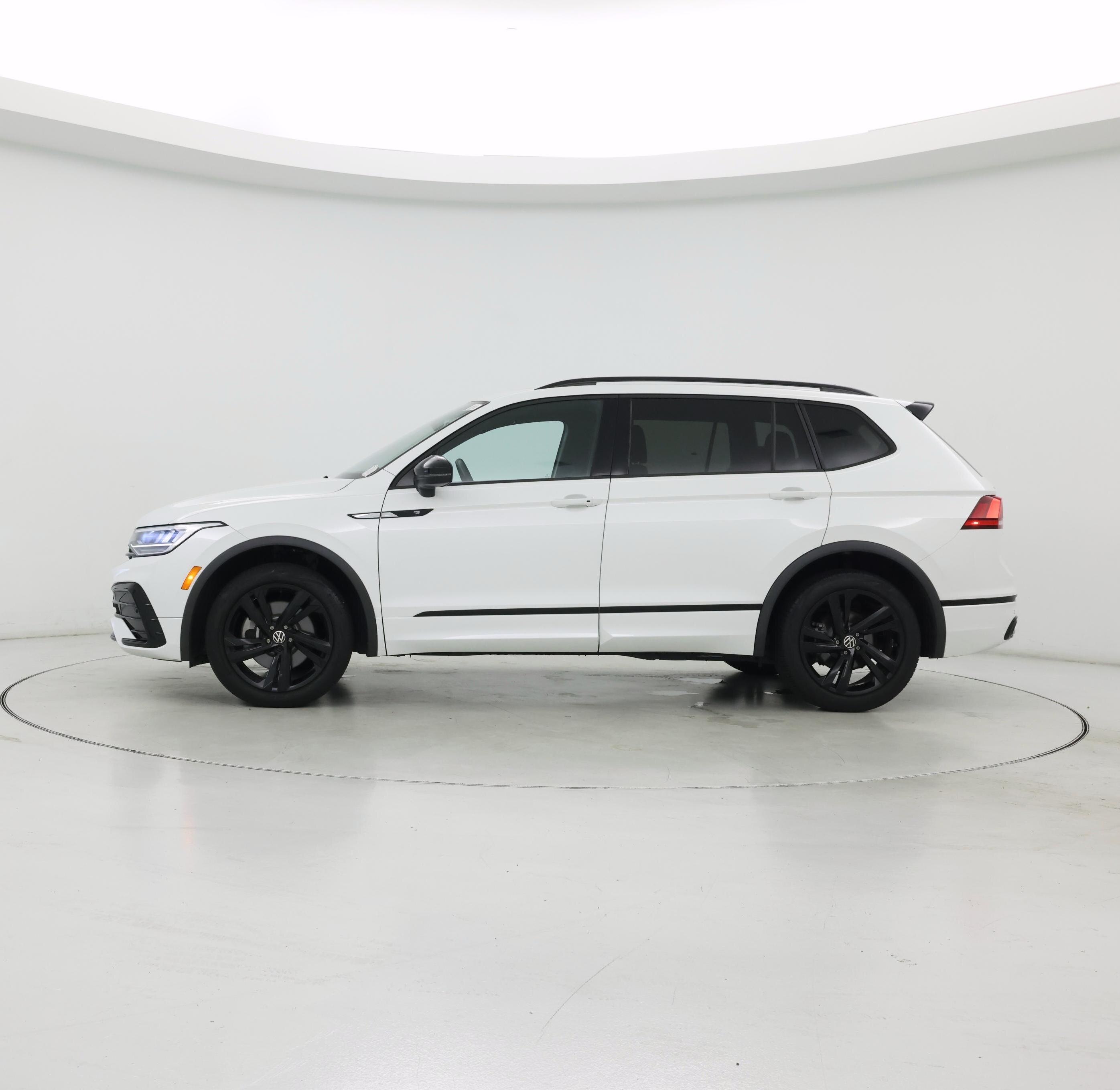 Thumbnail: 2023 Volkswagen Tiguan - 3