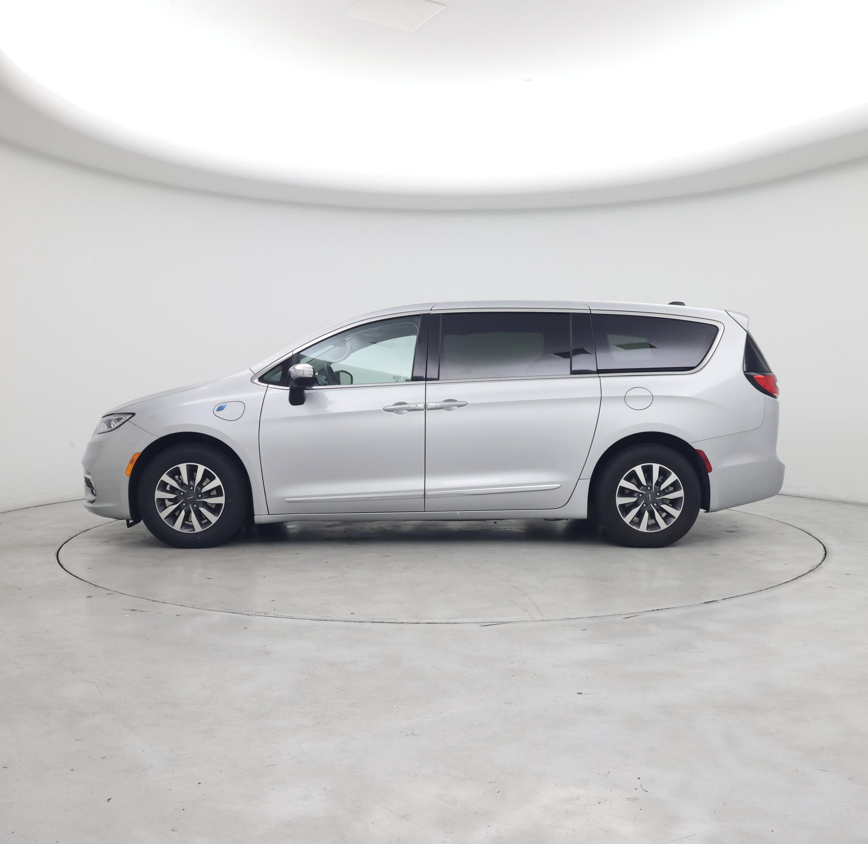 Thumbnail: 2023 Chrysler Pacifica - 3