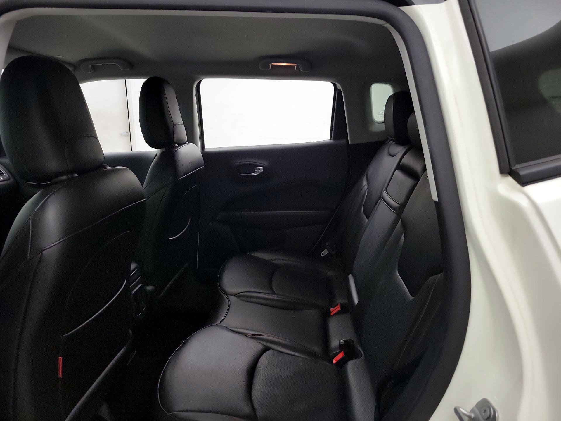Thumbnail: 2017 Jeep Grand Cherokee - 20