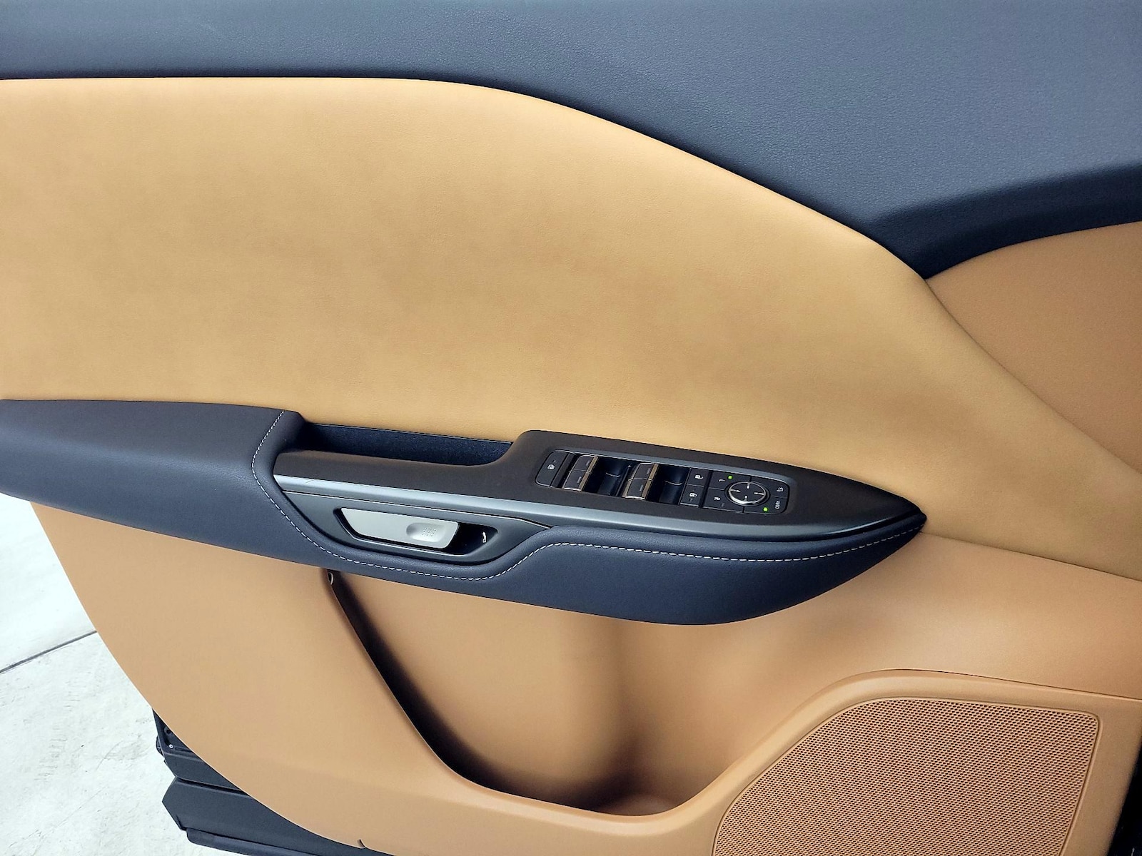 2025 Lexus RZ Base - Photo 13