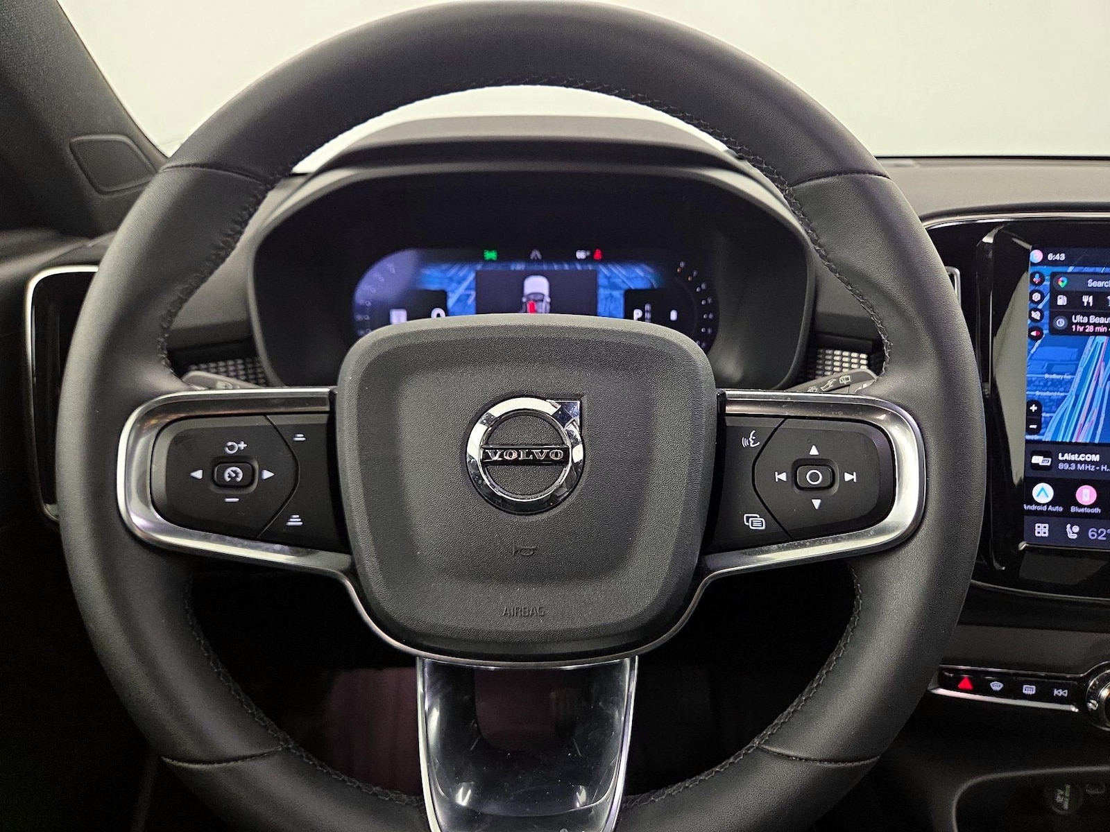 2023 Volvo XC40 Plus - Photo 11