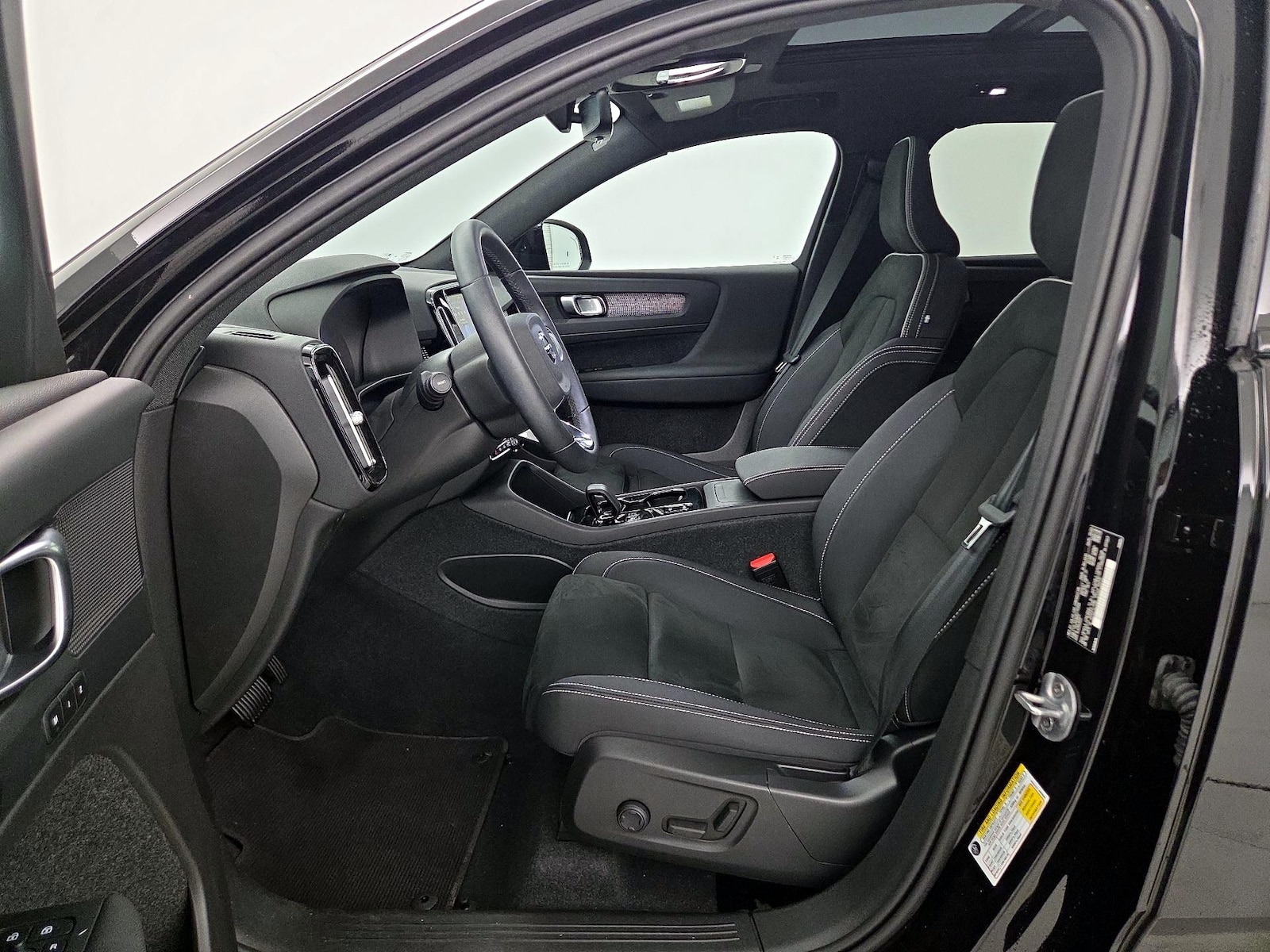 2023 Volvo XC40 Plus - Photo 12